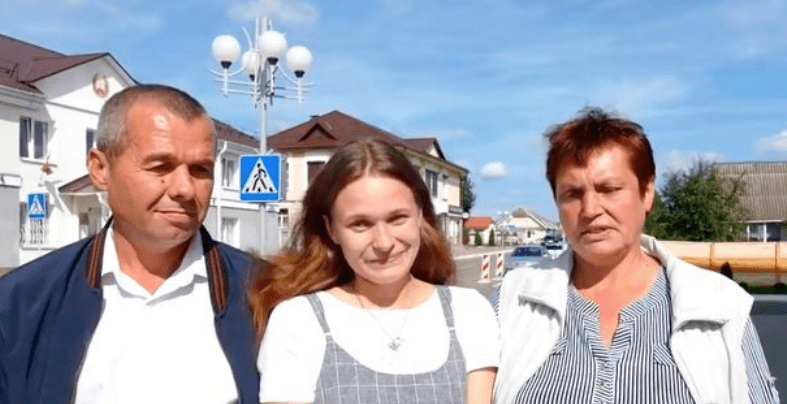 Yulina Gorina réunie avec ses parents. | Capture d'écran vidéo dailymail.co.uk