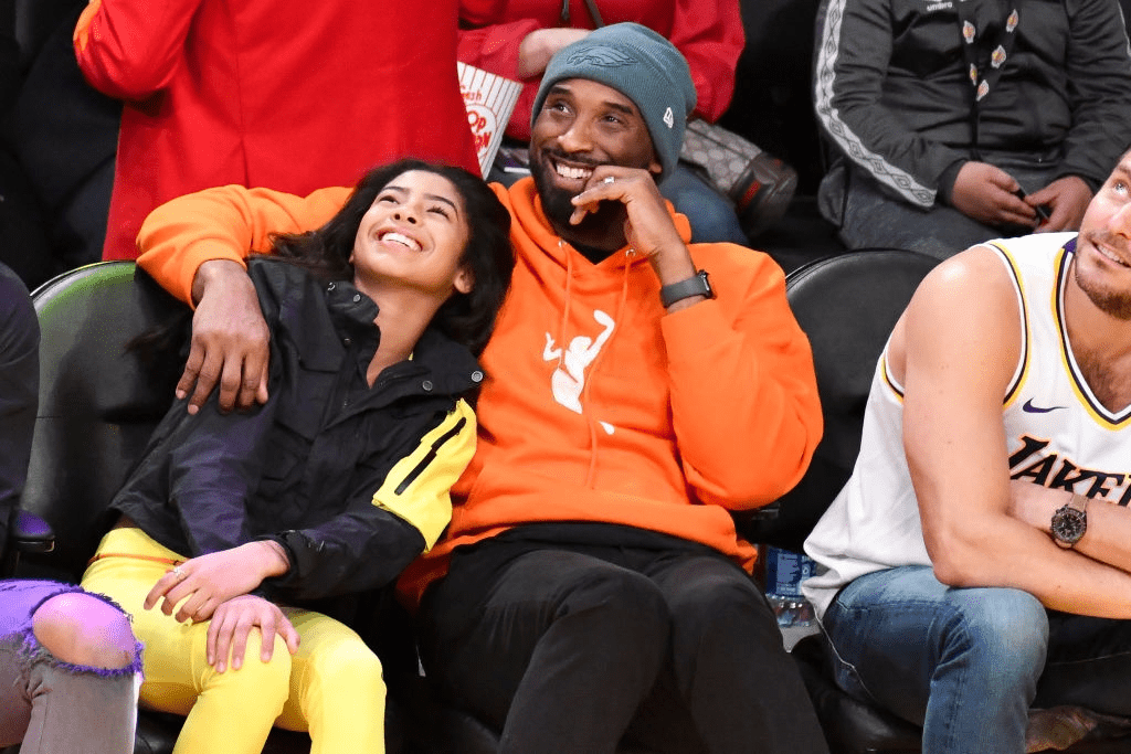 LOS ANGELES, CALIFORNIE - 29 DECEMBRE : Kobe Bryant et sa fille Gianna Bryant assistent à un match de basket-ball entre les Lakers de Los Angeles et les Mavericks de Dallas au Staples Center le 29 décembre 2019 à Los Angeles, Californie. | Photo : Getty Images