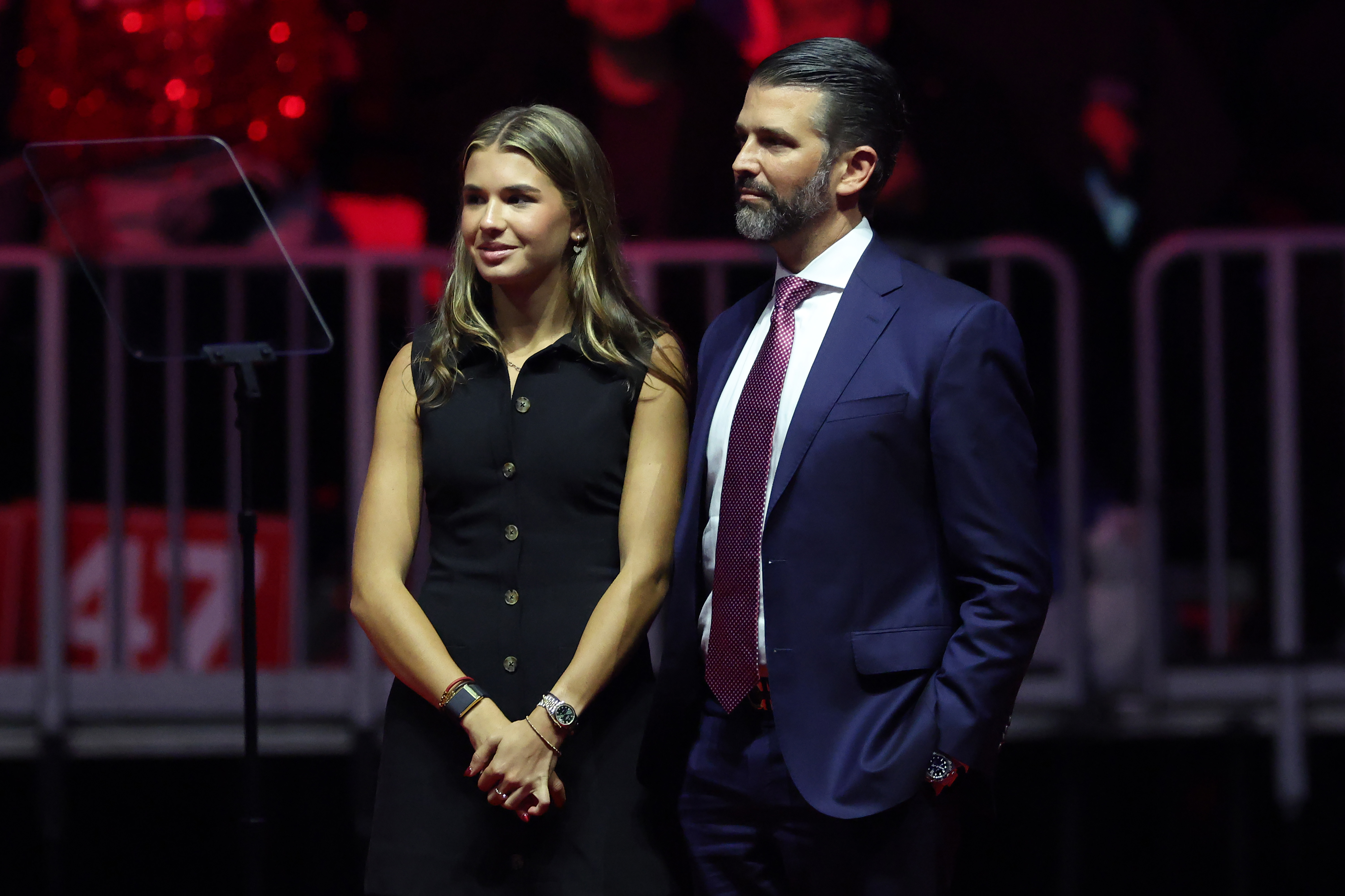 Kai Madison et Donald Trump Jr. se tiennent sur scène lors du rassemblement de victoire du président élu Donald Trump, le 19 janvier 2025, à Washington, D.C. | Source : Getty Images