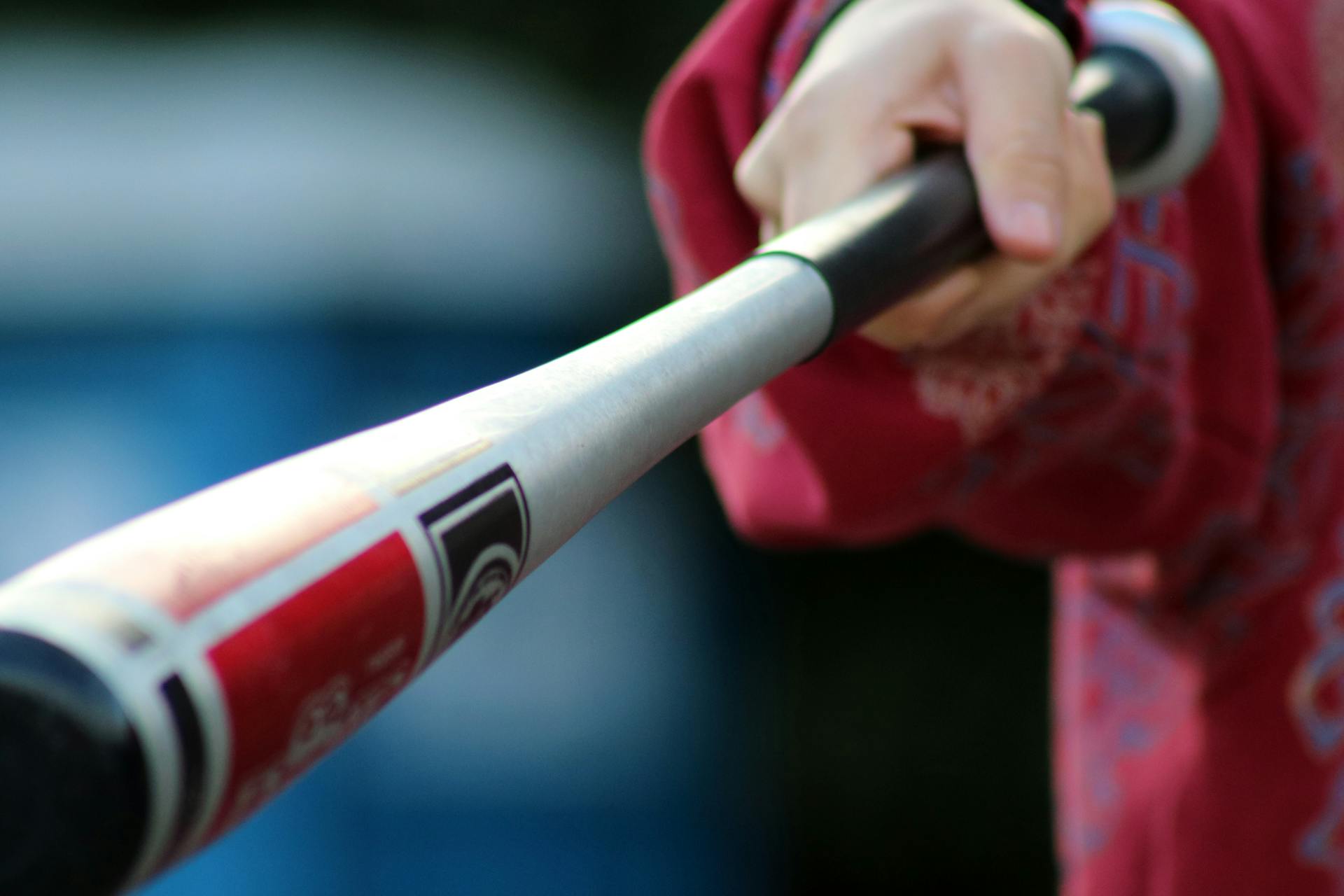 Une personne pointant du doigt quelqu'un avec une batte de baseball | Source : Pexels