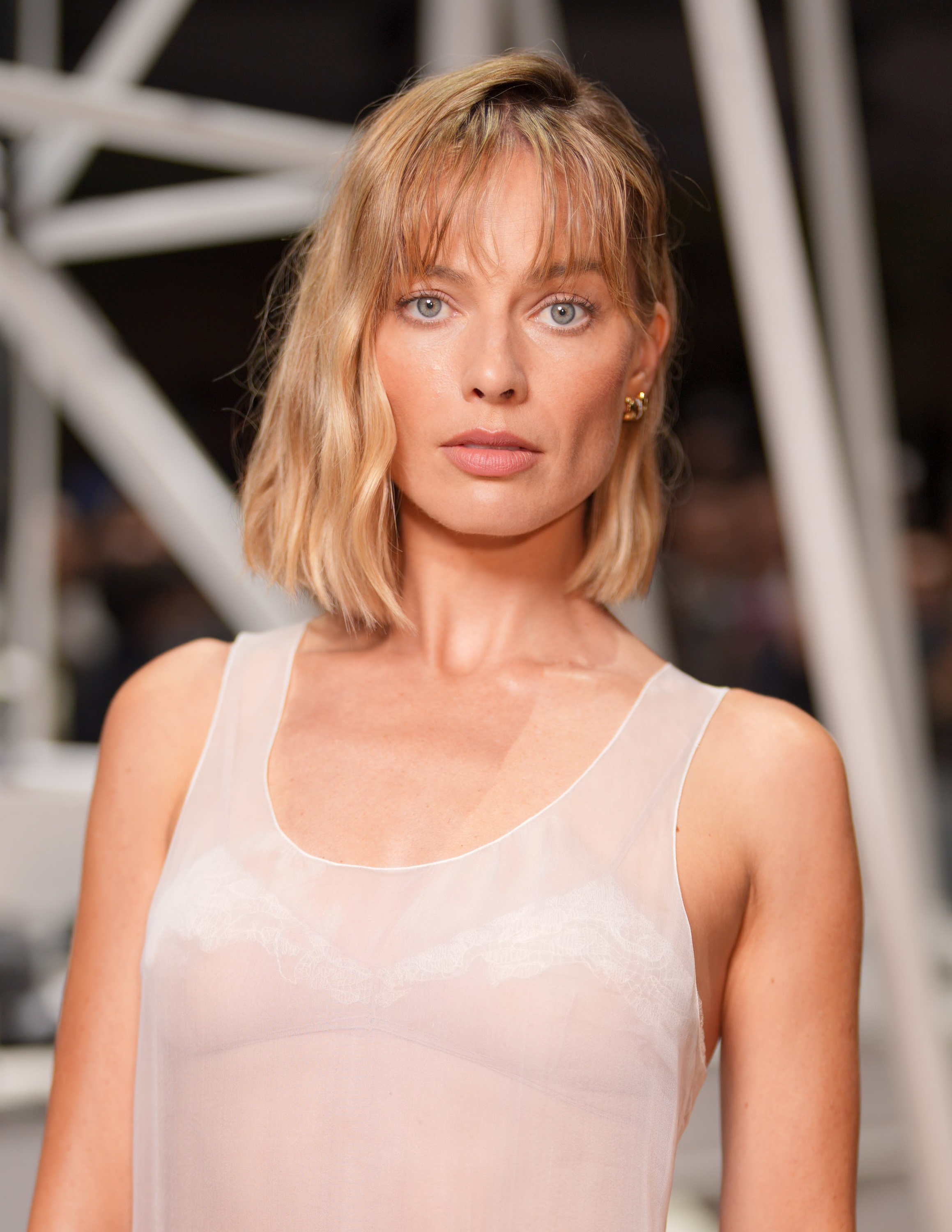 Margot Robbie au défilé Chanel dans le cadre de la Fashion Week automne-hiver à Paris, qui s'est tenu au Grand Palais le 9 mars 2026 en France | Source : Getty Images