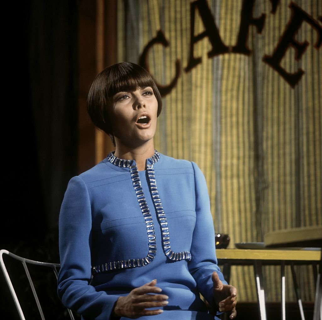 La chanteuse Mireille Mathieu se produit dans une émission de télévision dans les années 1960. | Photo : Getty Images