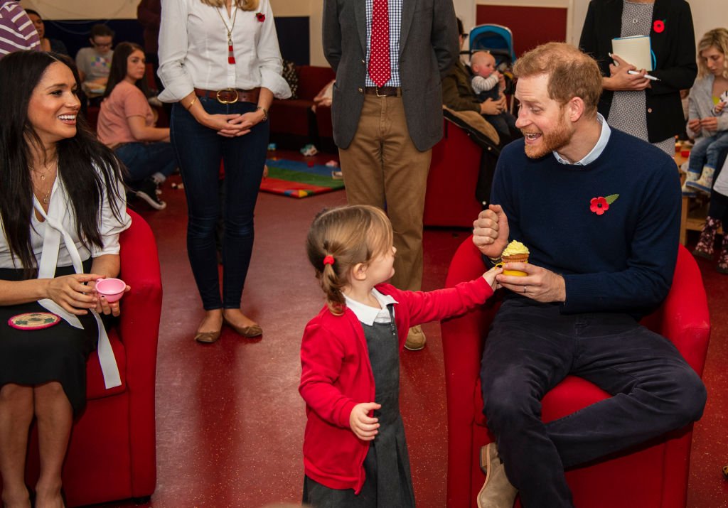 Le duc et la duchesse de Sussex rendent visite aux familles de l'armée. | Source : Getty Images
