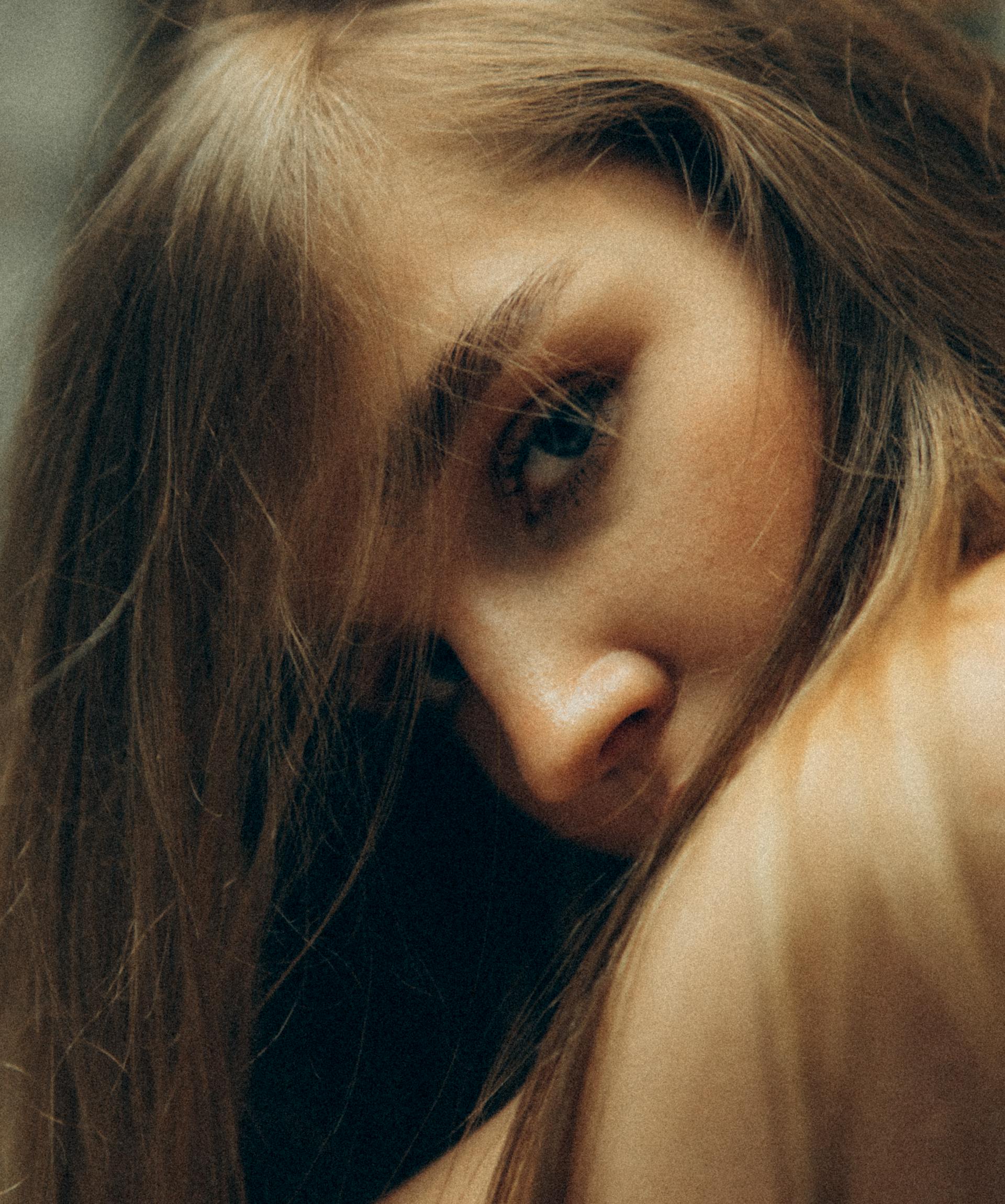 Une femme qui jette un coup d'œil par-dessus son épaule | Source : Pexels