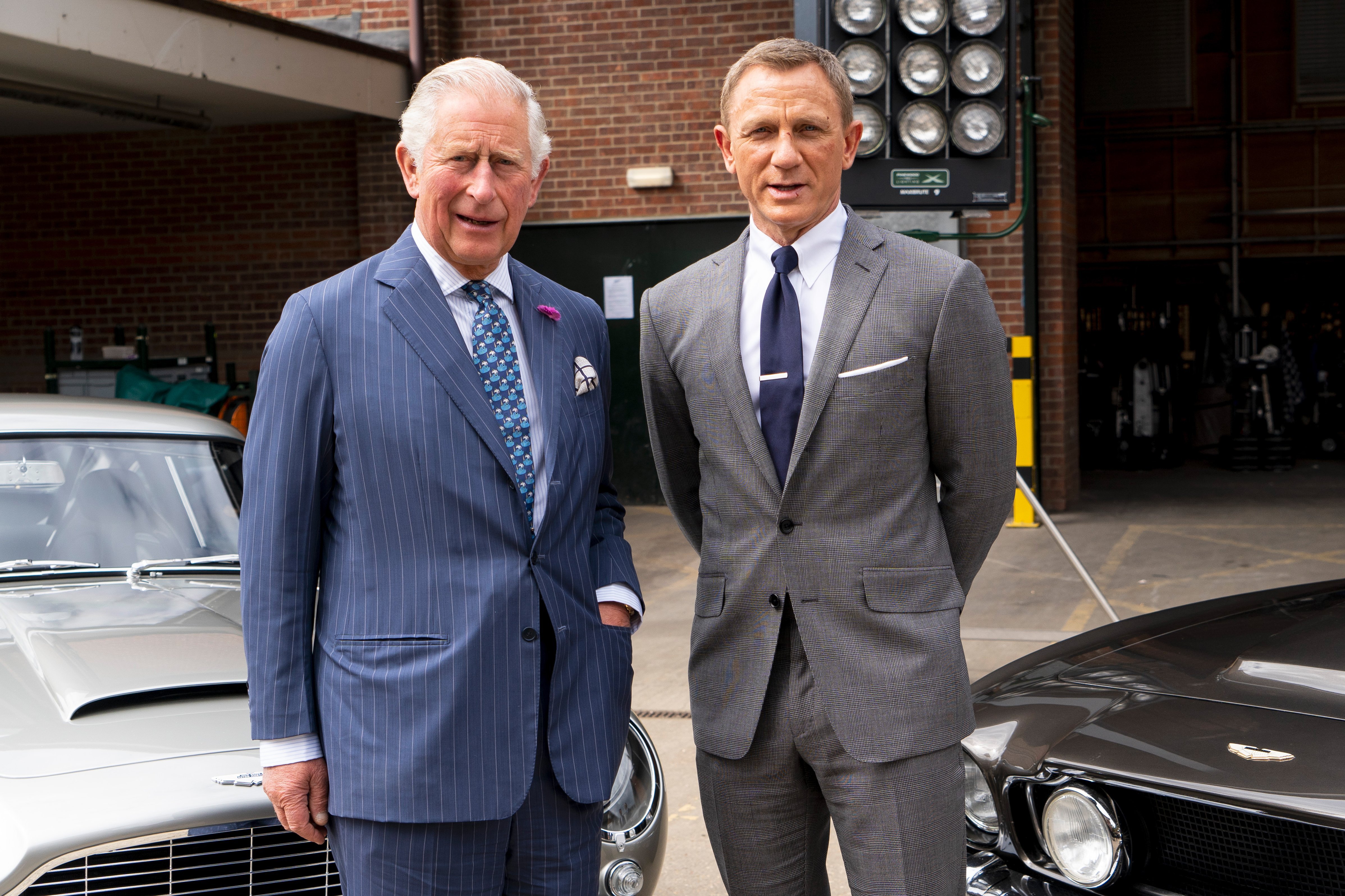 Prince Charles s'entretient avec Daniel Craig lors d'une visite du 25e film "James Bond" | Photo : Getty Images