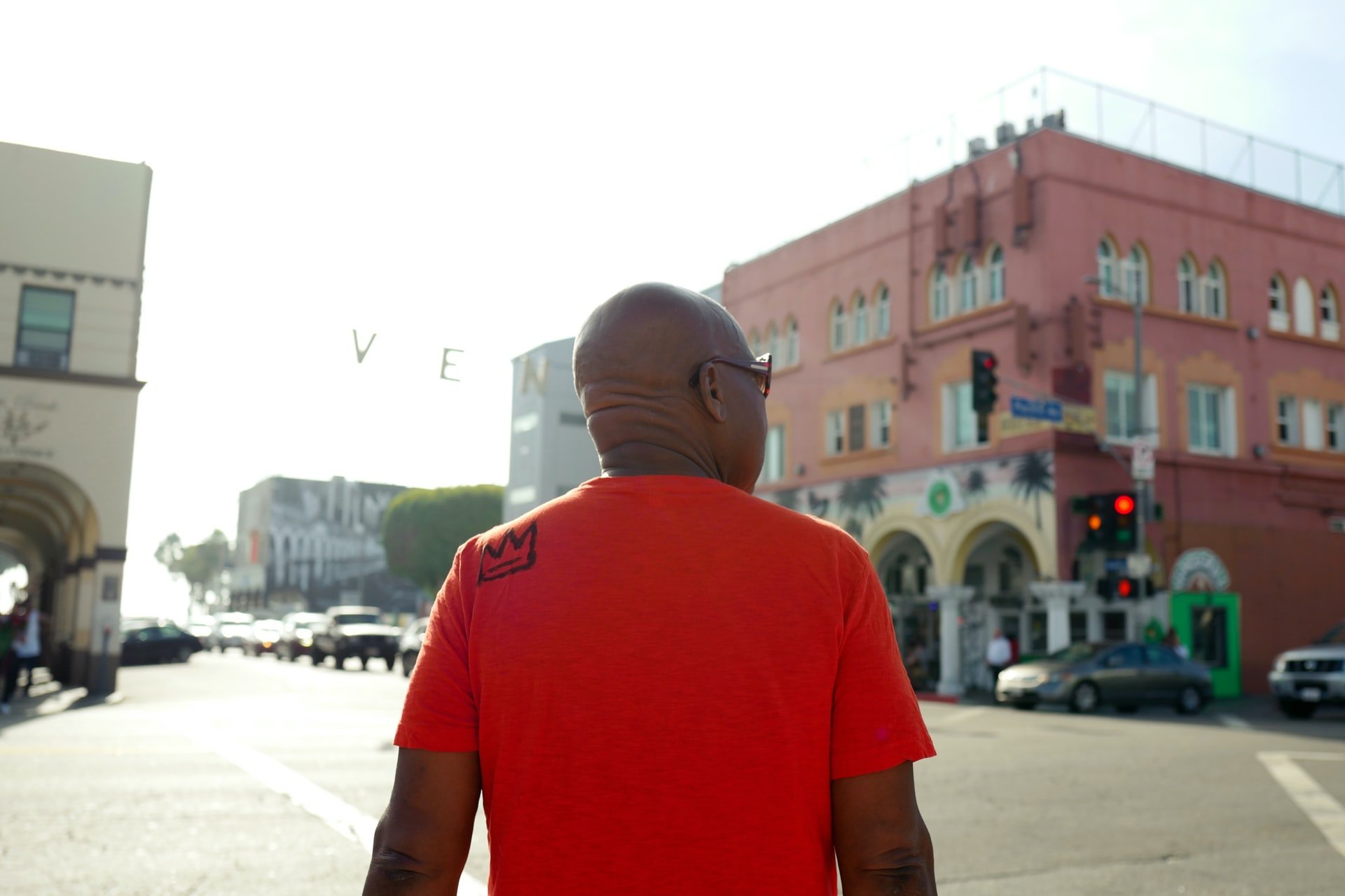 C'était un homme chauve portant un t-shirt rouge. | Source : Unsplash