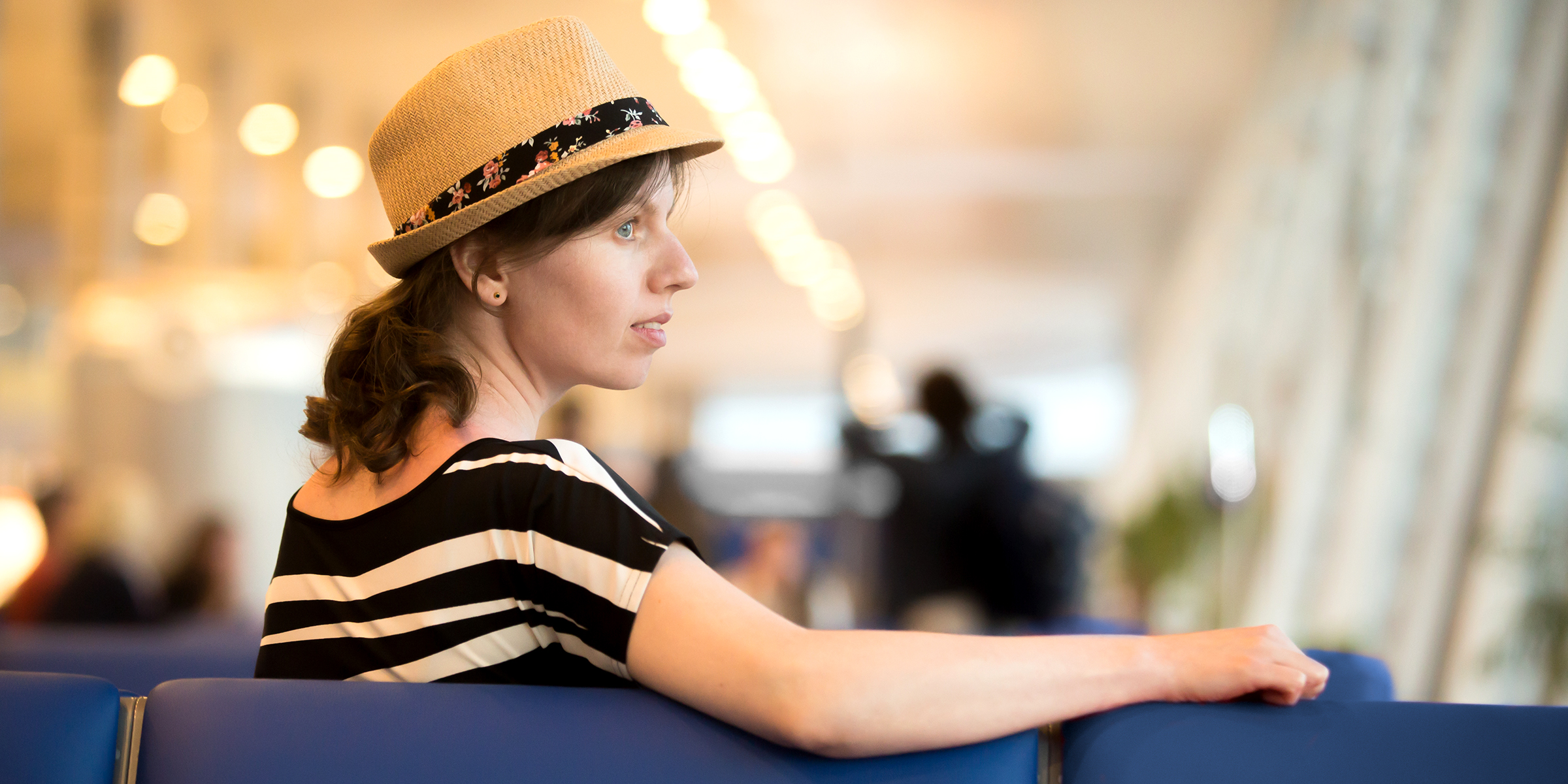 Une femme assise à l'aéroport | Source : Shutterstock