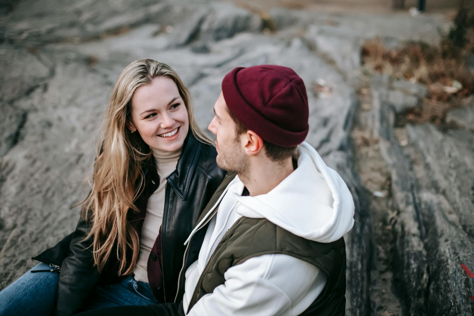 Un couple discutant à l'extérieur | Source : Pexels