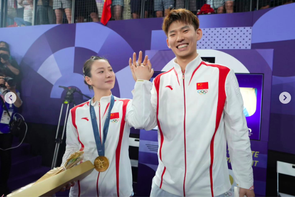 Huang Ya Qiong et Liu Yuchen posant pour une photo pendant les Jeux olympiques de Paris, postée le 3 août 2024 | Source : Instagram/hyq28