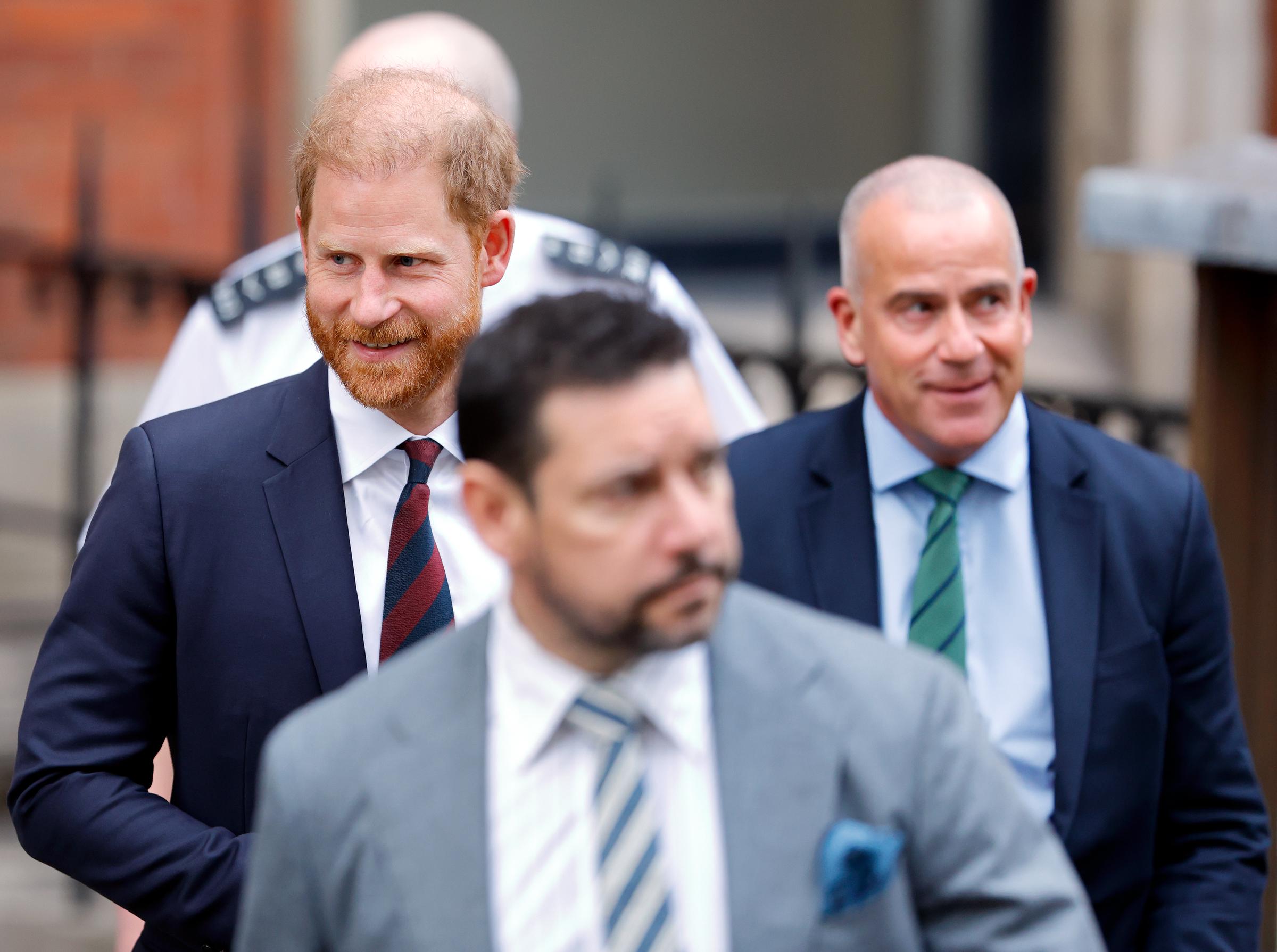 Le prince Harry quitte le Royal Courts of Justice à Londres en janvier 2026. Son retour en Grande-Bretagne a relancé l'intérêt pour ses relations avec la famille royale après des années de différends publics. | Source : Getty Images