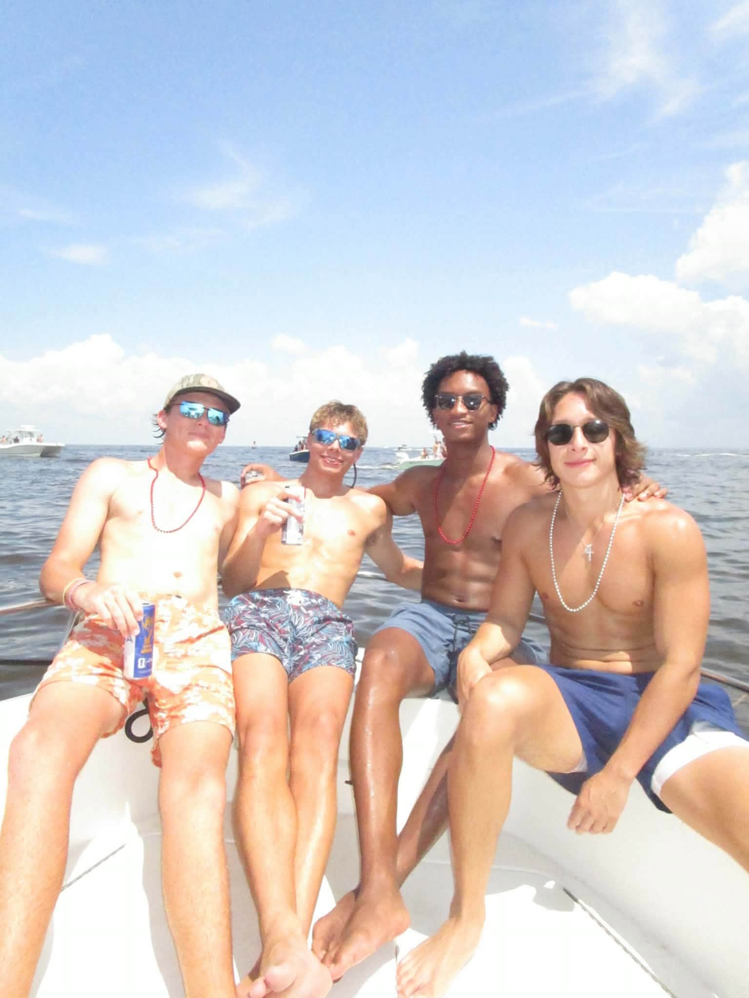 Ce joueur de foot américain universitaire de 18 ans se détend à la proue aux côtés de ses trois potes. Le groupe s'est rendu en bateau à Horn Island pour fêter ce week-end férié. | Source : Facebook/christine.wonsley