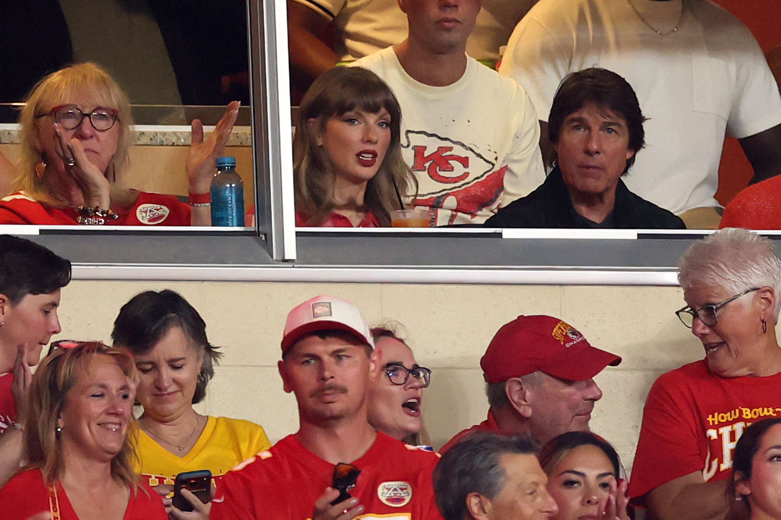 Taylor Swift regarde le match opposant les Chiefs de Kansas City aux Broncos de Denver depuis une loge de l'Arrowhead Stadium, aux côtés de Tom Cruise. | Source : Getty Images