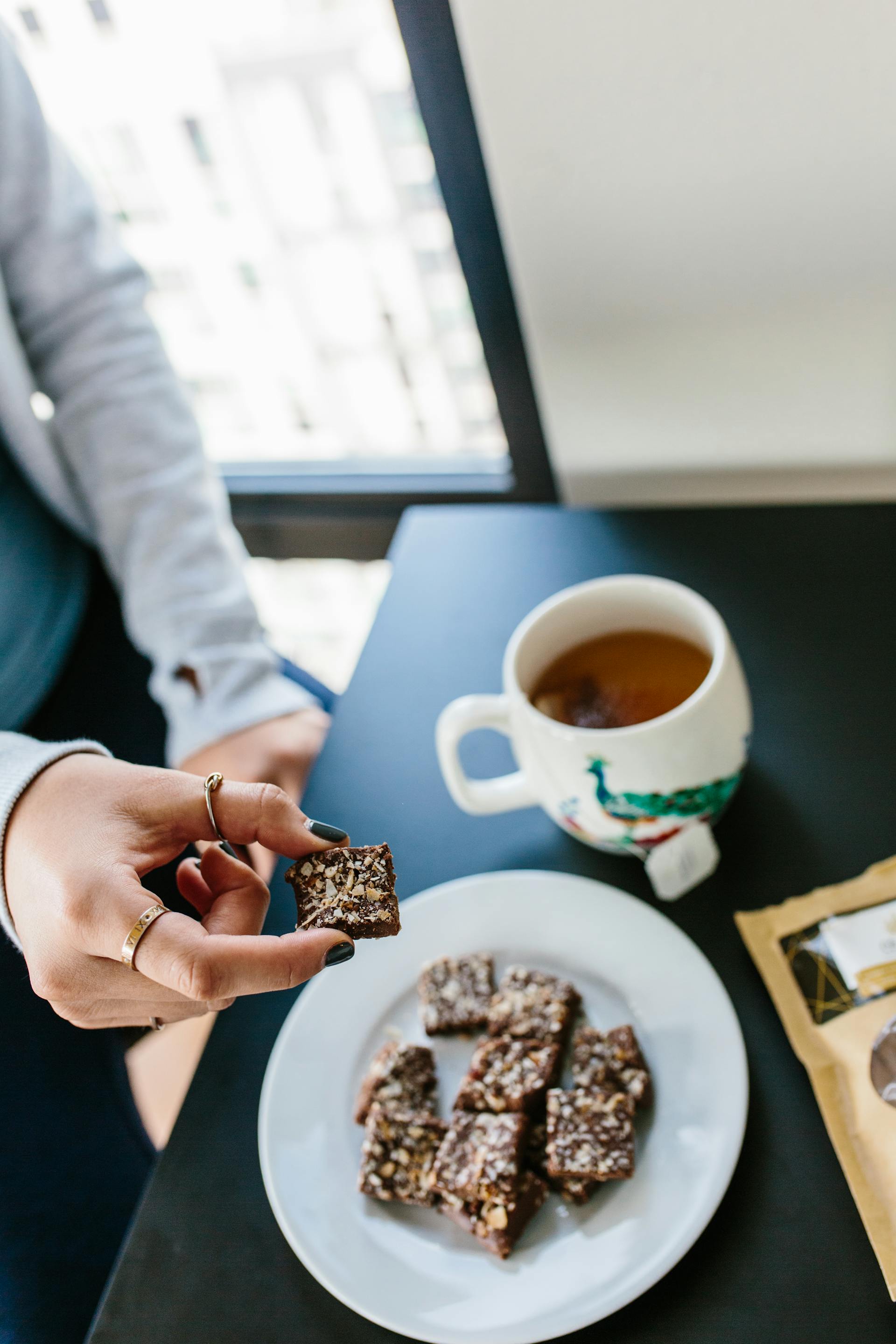 Une personne tenant un brownie | Source : Pexels