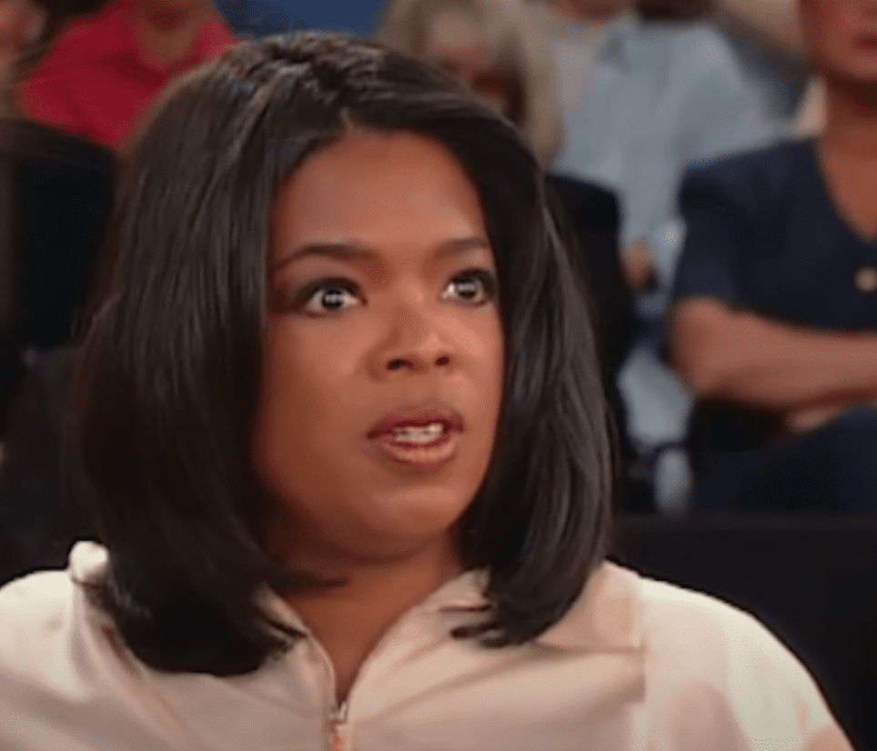 L'animatrice Oprah Winfrey est stupéfaite par l'histoire d'une femme qui raconte comment son mari l'a trompée. | Source : youtube.com/OWN