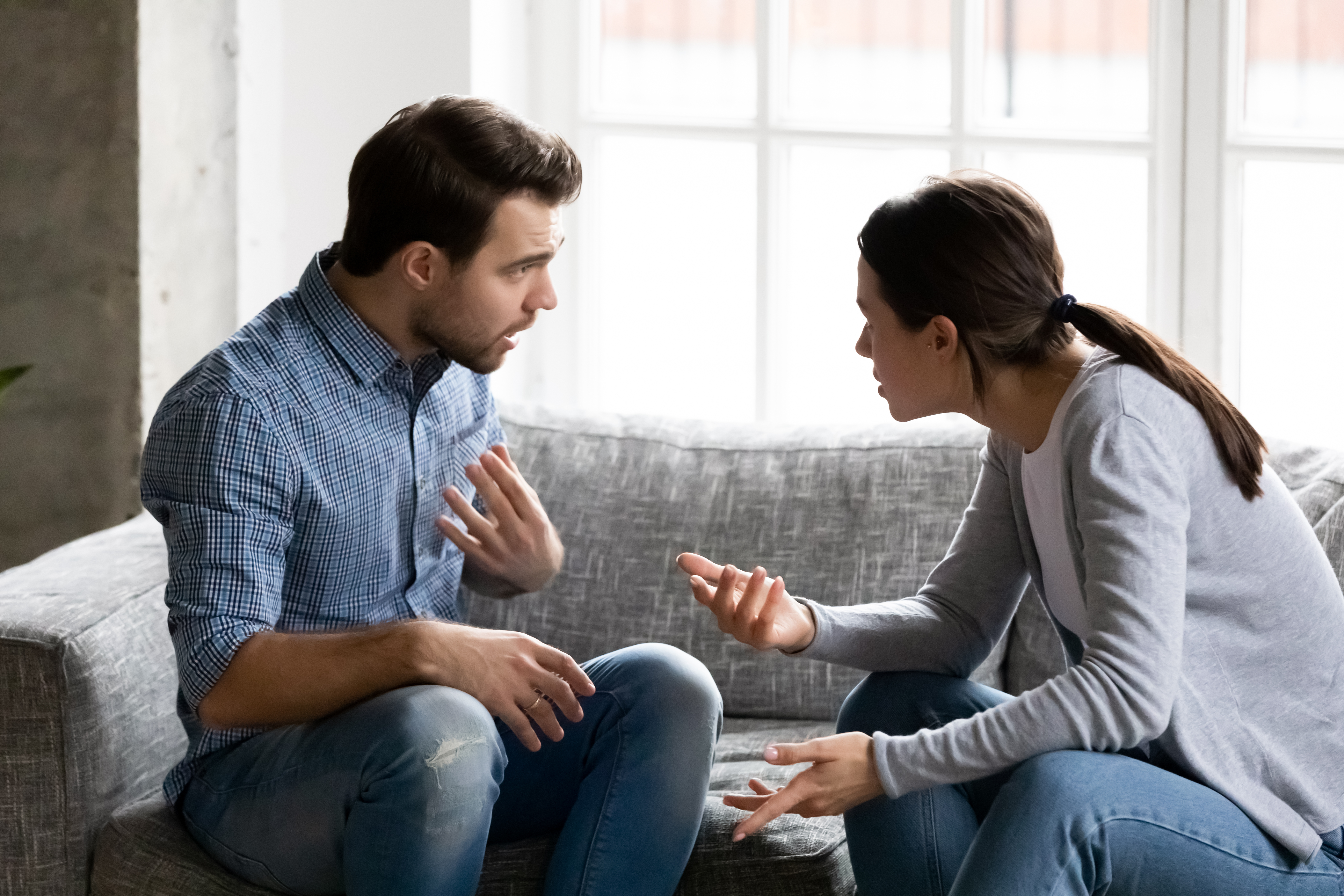 Couple en pleine conversation | Source : Shutterstock