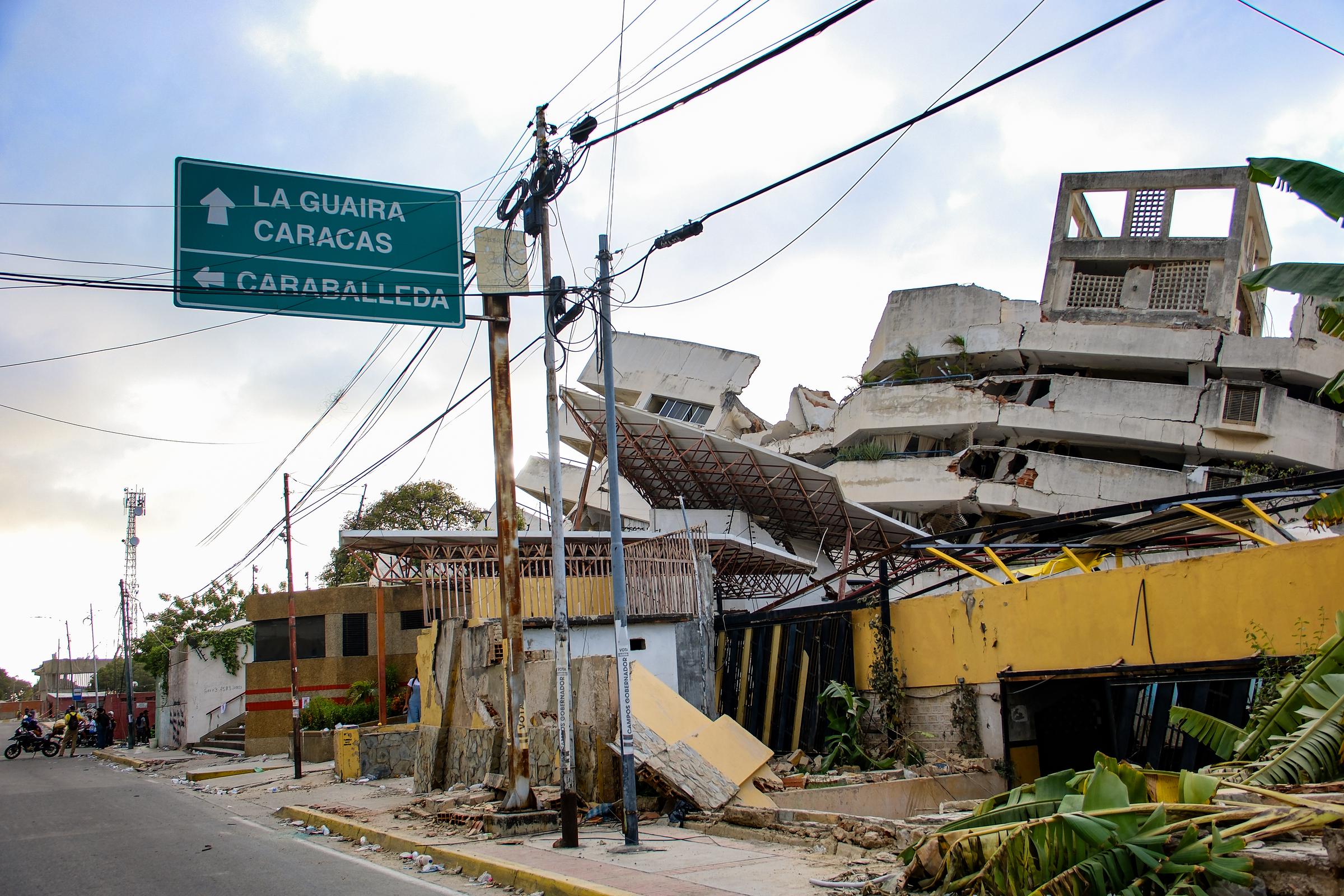 Les tremblements de terre ont endommagé ou détruit des immeubles entiers à La Guaira, où la famille de Trejo s'est retrouvée coincée. Les autorités ont ensuite restreint l'accès à certaines routes pour permettre aux équipes de secours et aux engins de chantier d'atteindre plus rapidement les lieux de la catastrophe. | Source : Getty Images
