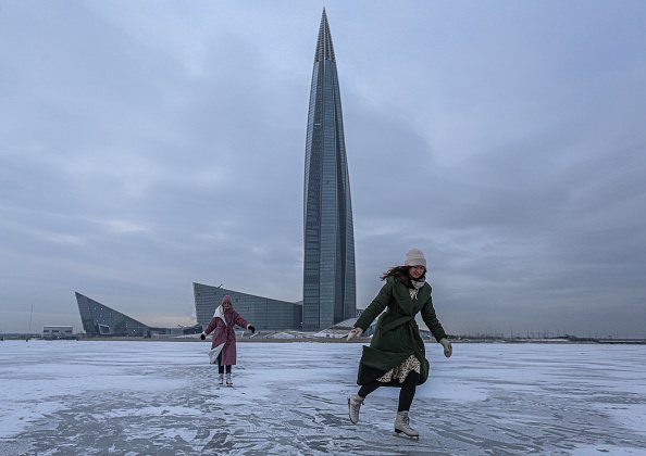 Deux filles font du patin à glace. | Photo : Getty Images