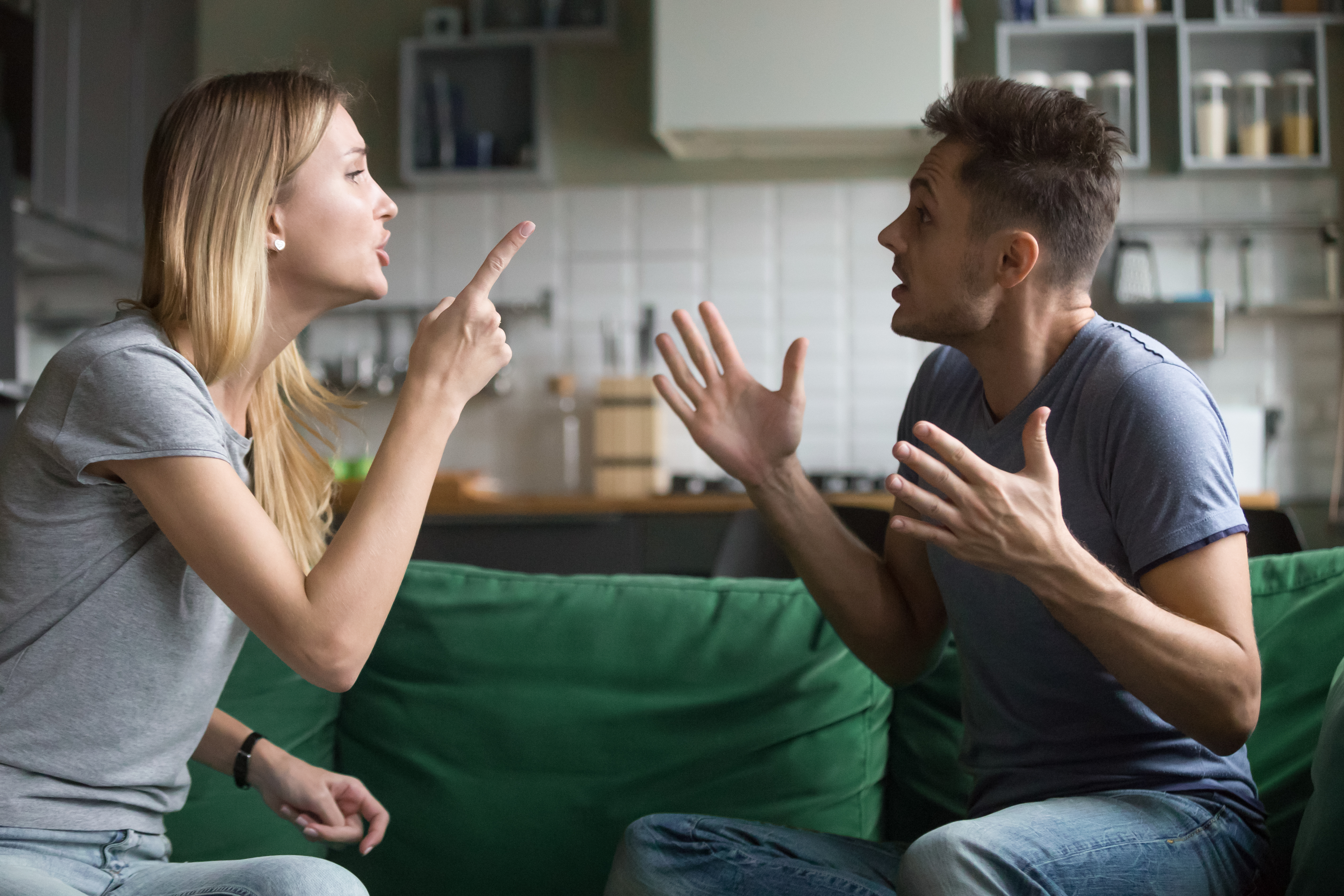 Une femme et un homme en train de se disputer. | Source : Shutterstock/fizkes