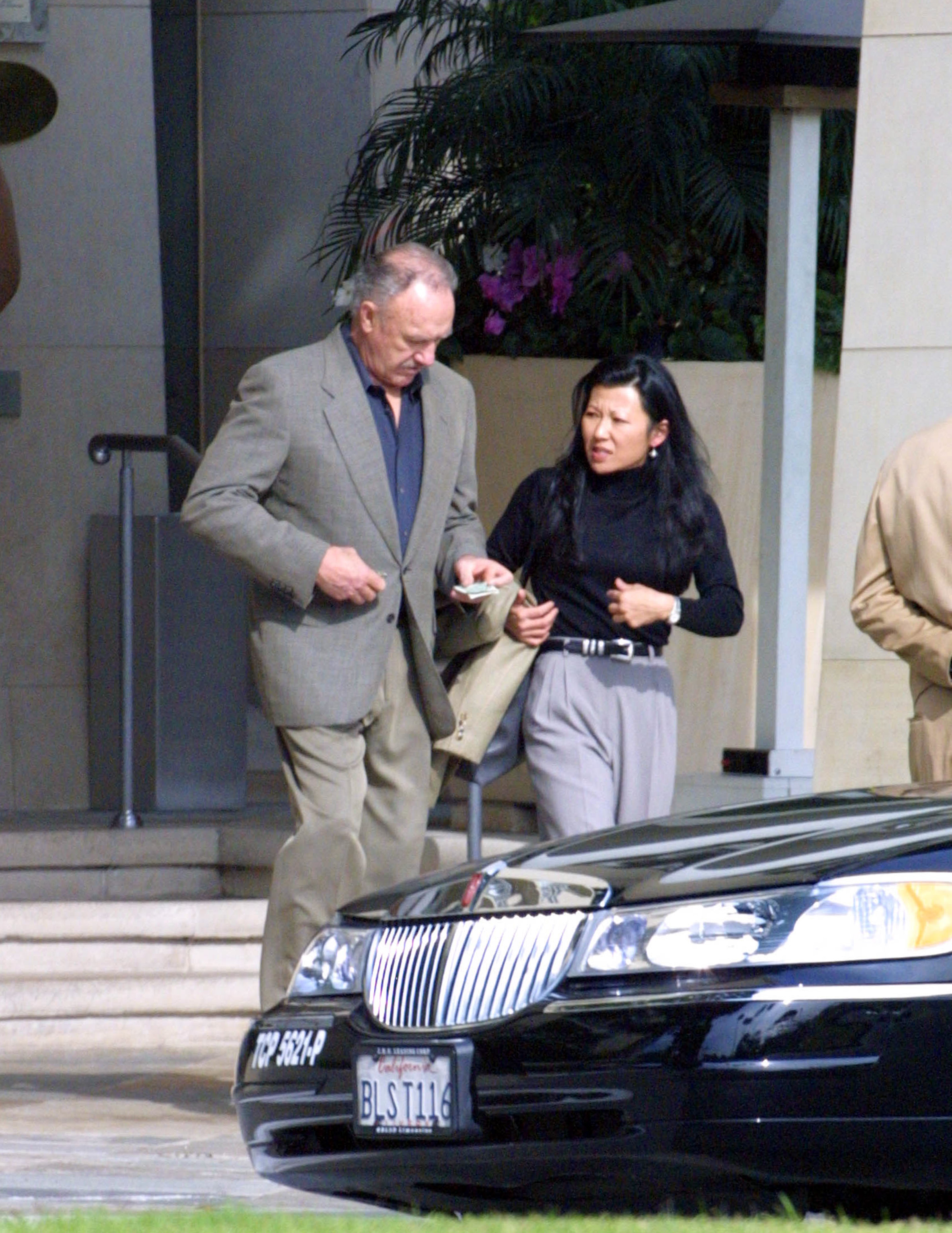 Gene Hackman et Betsy Arakawa sont vus le 16 novembre 2001 à Los Angeles, Californie | Source : Getty Images