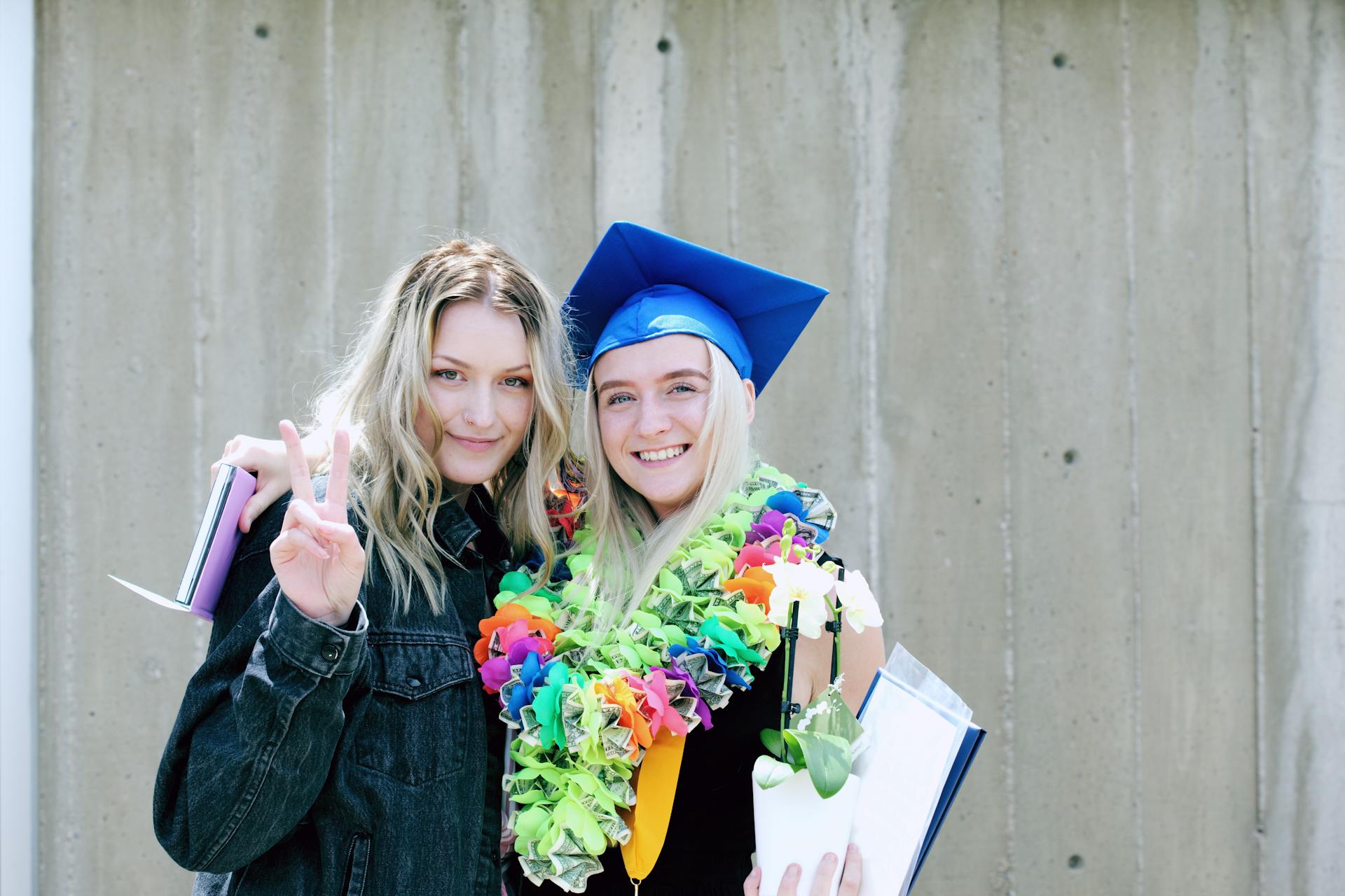 Sœurs jumelles célébrant leur remise de diplôme | Source : Pexels