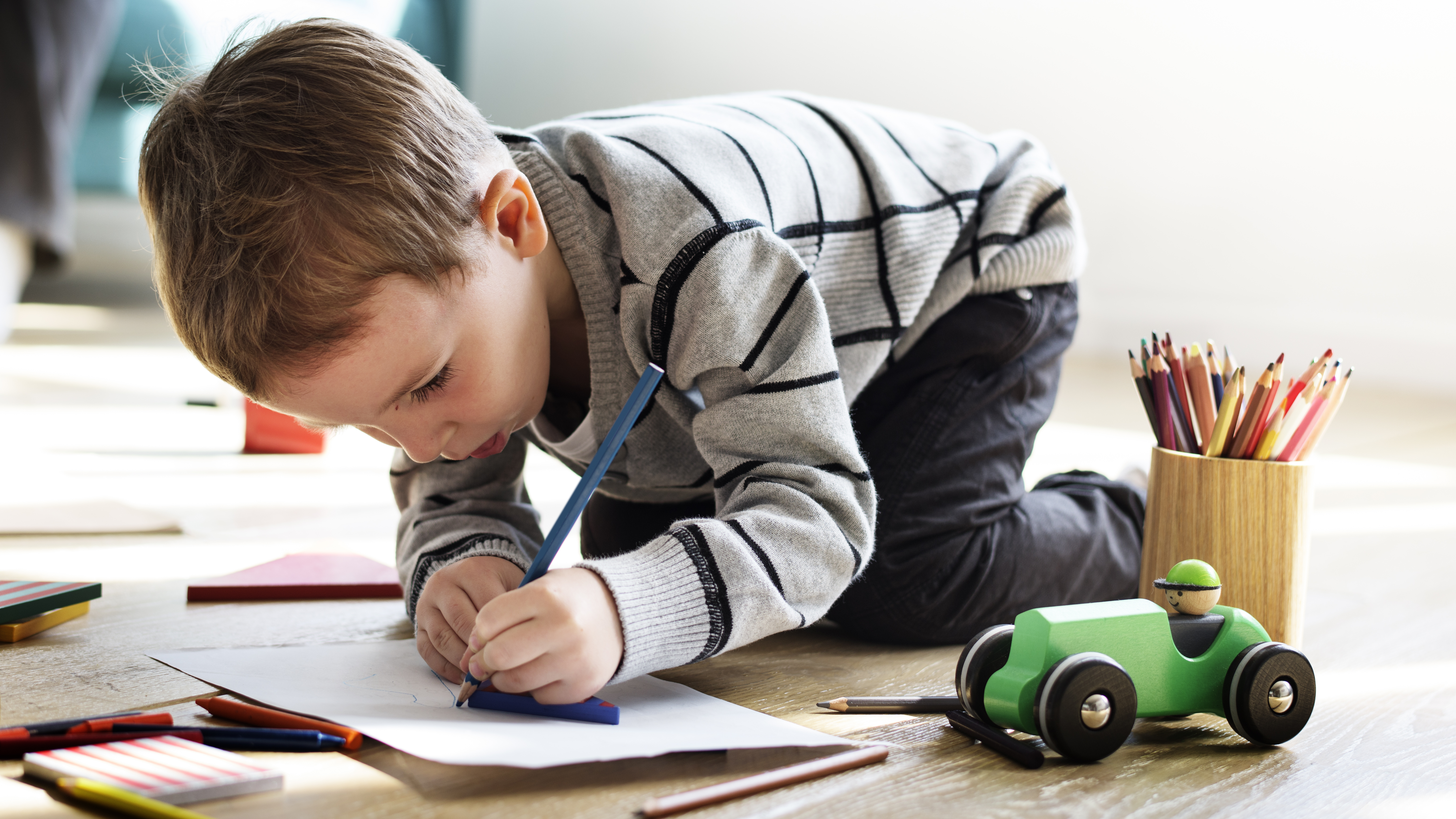 Niño dibujando | Fuente: Shutterstock.com