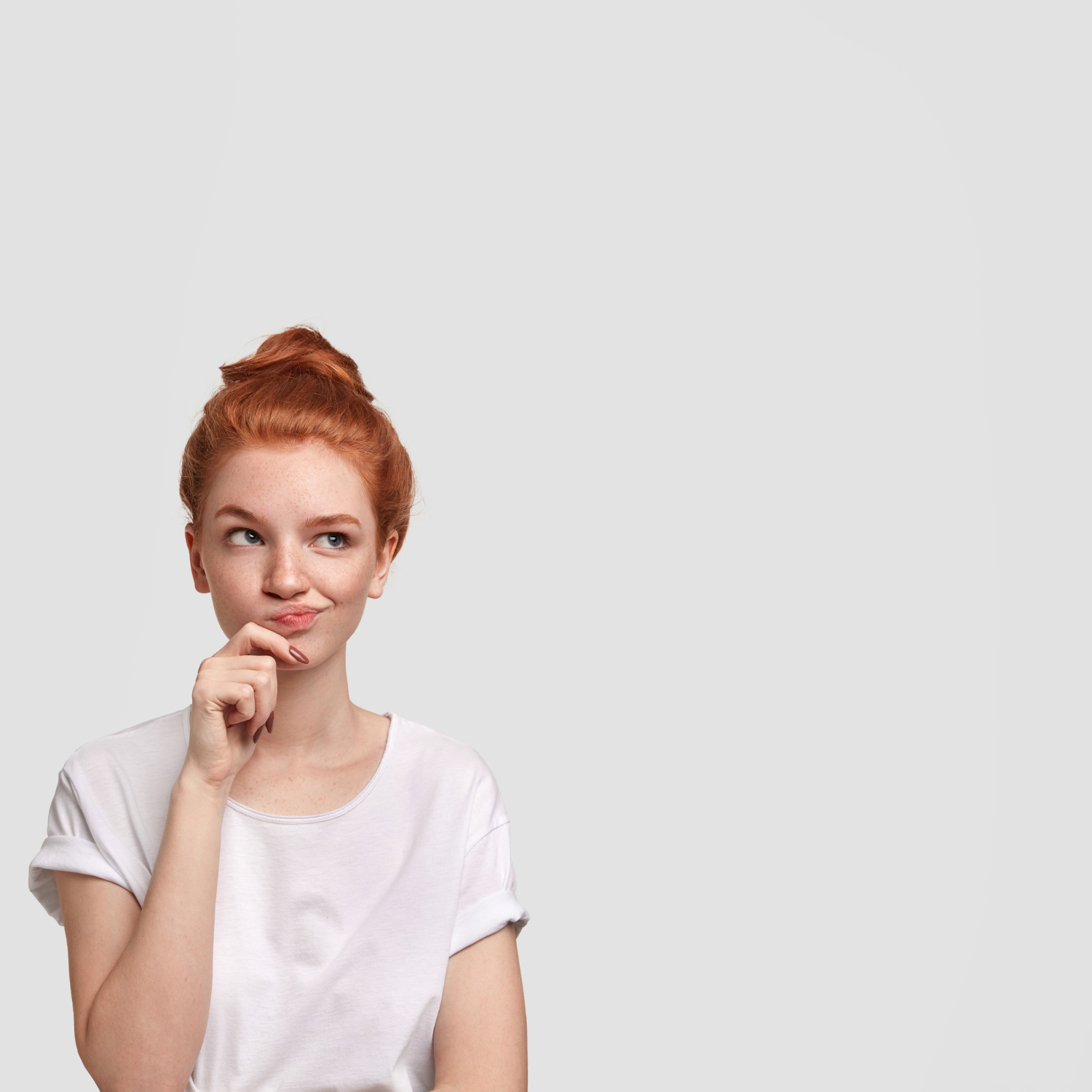Une femme qui réfléchit | Source : Freepik
