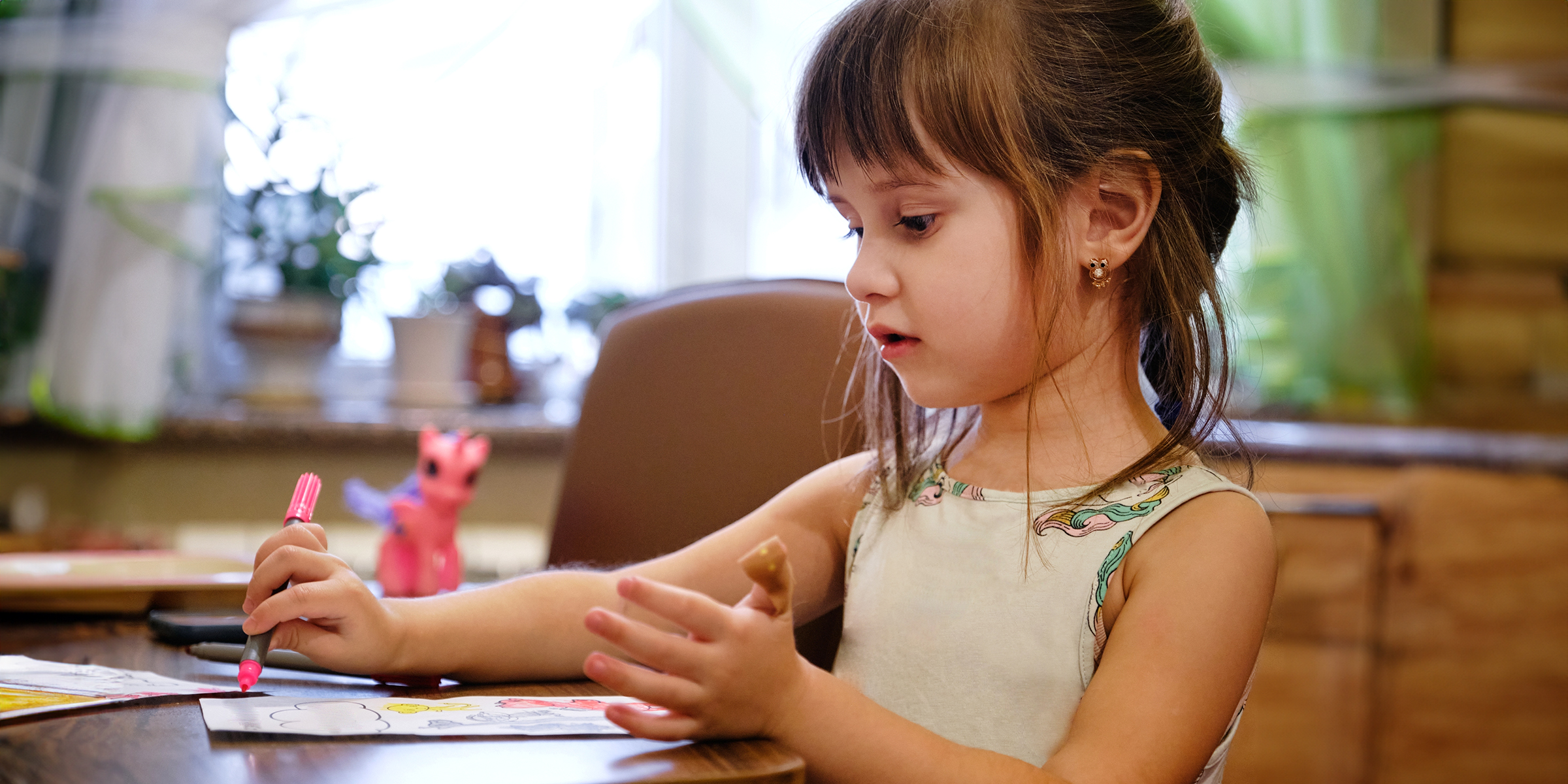 Une petite fille qui dessine | Source : Shutterstock