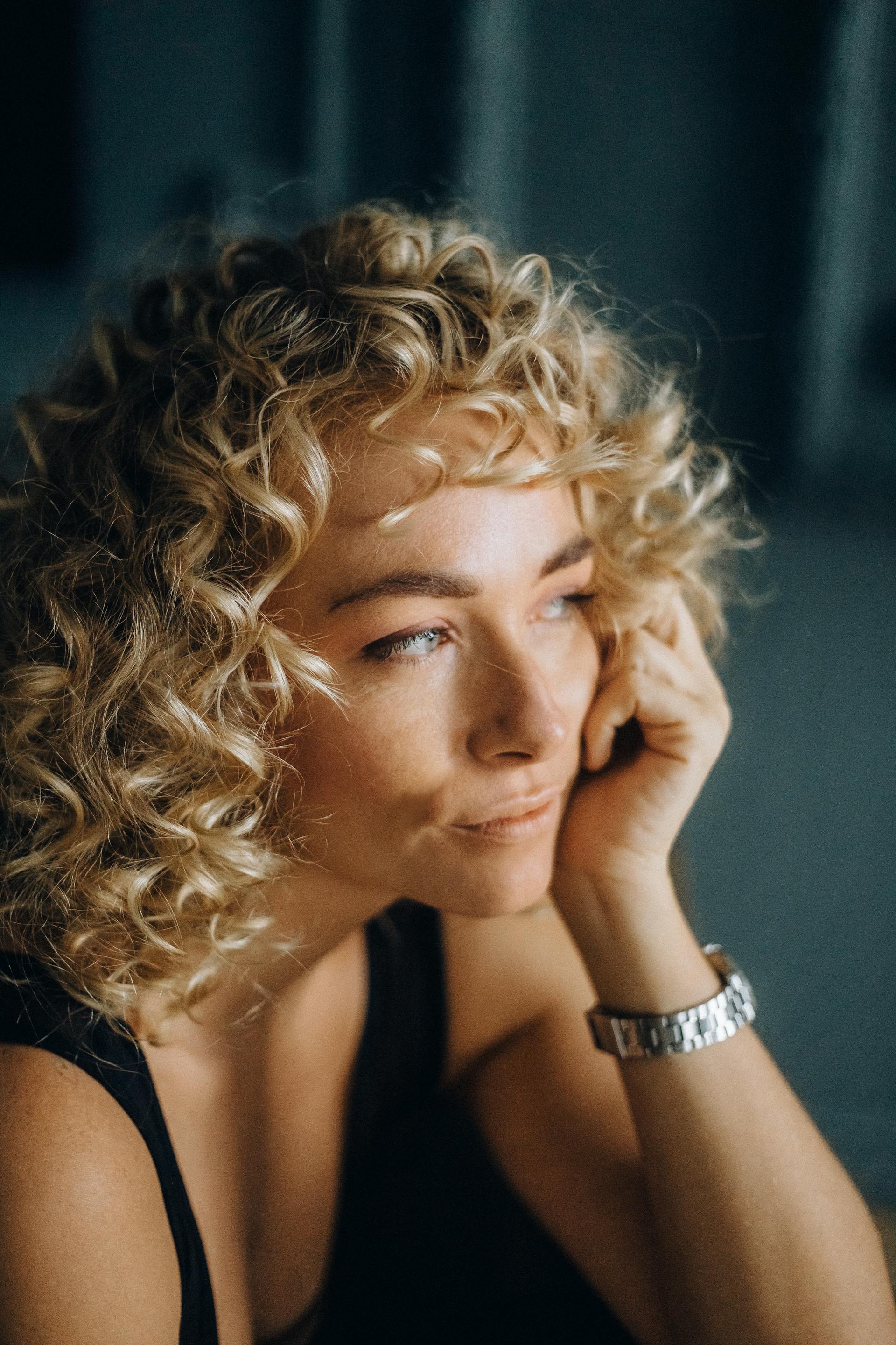 Une femme souriant faiblement | Source : Pexels