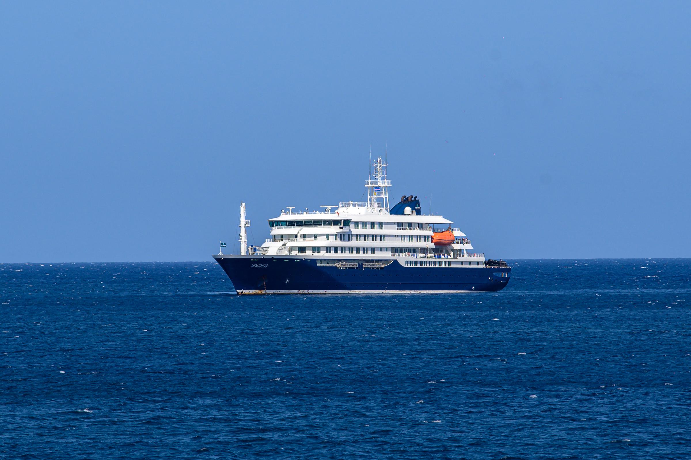 Vue d'ensemble du paquebot MV Hondius à proximité du port de Praia, capitale du Cap-Vert, le 3 mai 2026. | Source : Getty Images