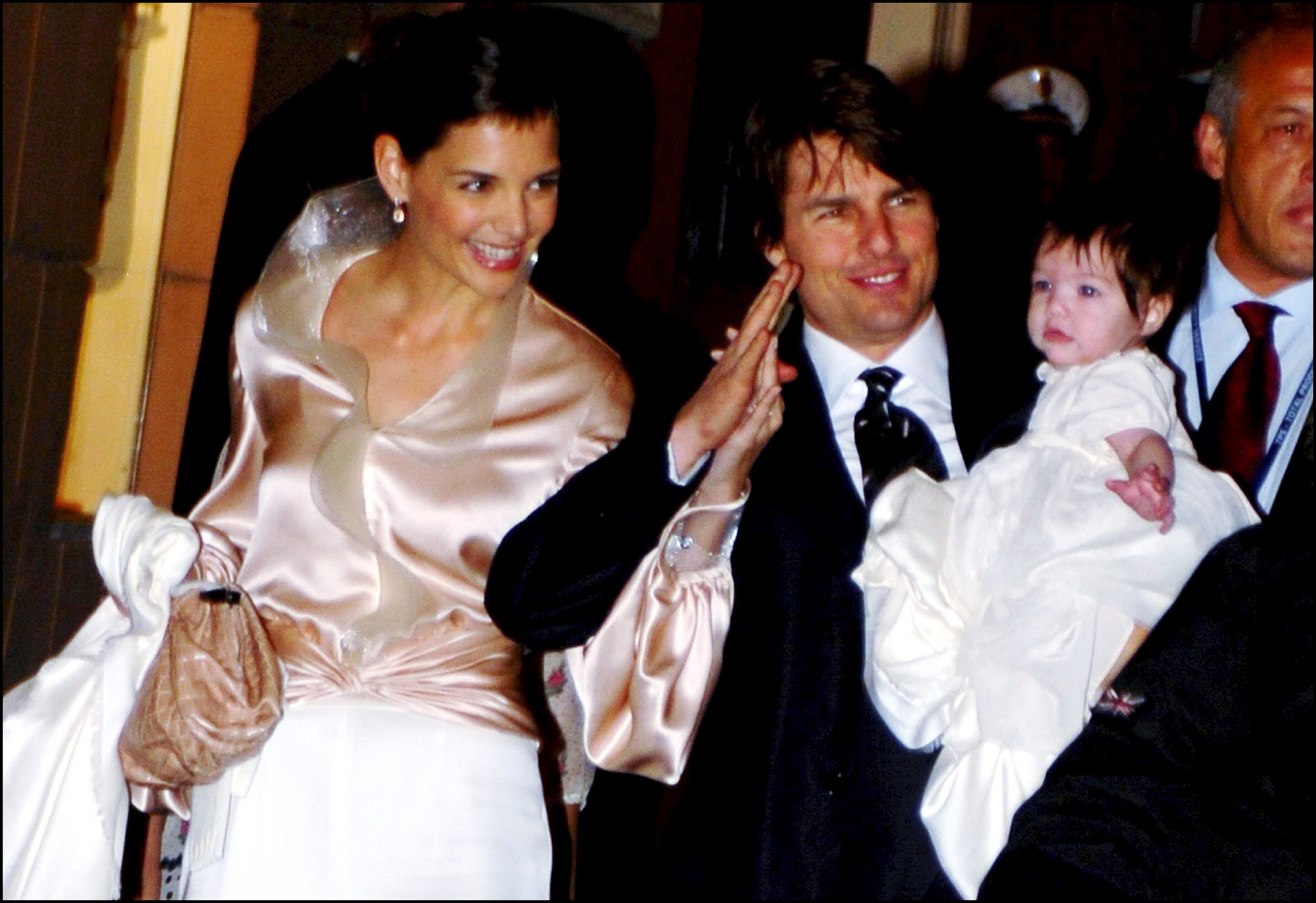 Tom Cruise et Katie Holmes avec leur fille Suri au restaurant "Nino" près de la Plaza di Spagna à Rome, Italie, le 16 novembre 2006 | Source : Getty Images