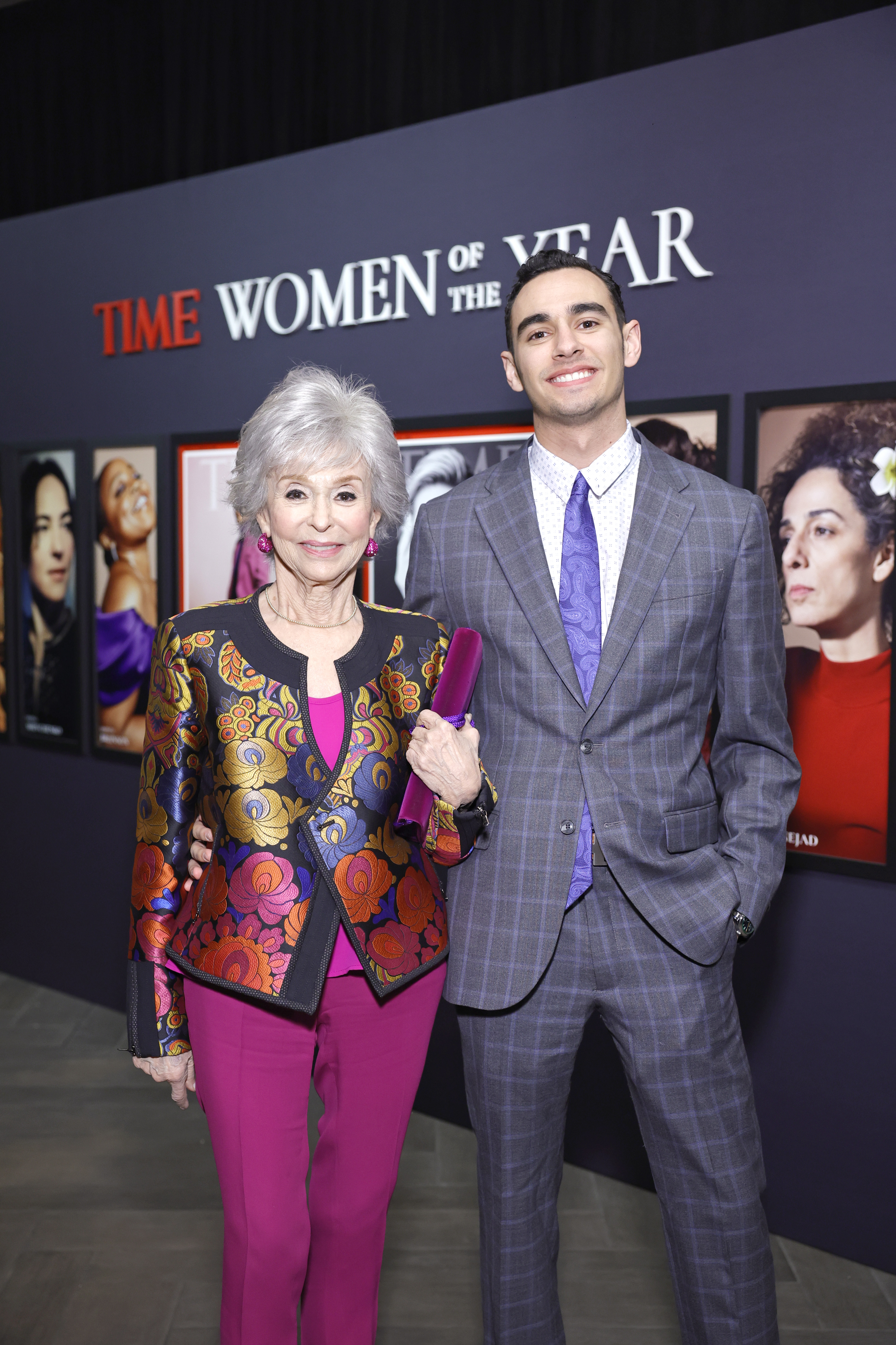 Rita Moreno et Justin Fisher assistent à la soirée TIME Women of the Year le 8 mars 2023 à Los Angeles, en Californie. | Source : Getty Images