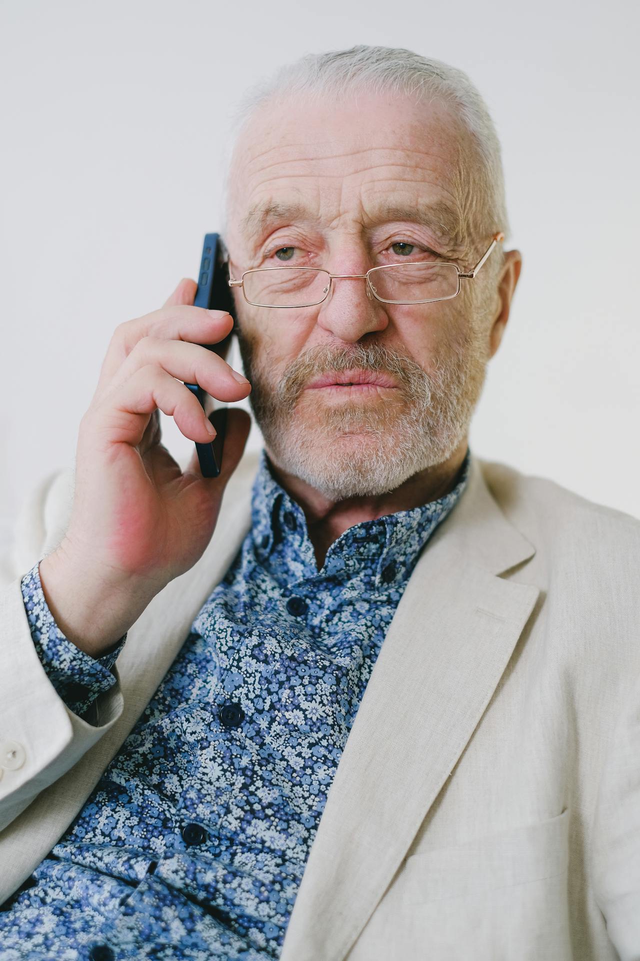 A worried old man talking on the phone | Source: Pexels