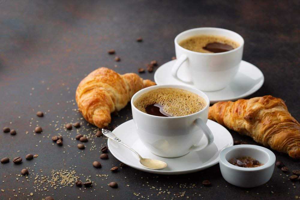 Café, croissants, petit déjeuner. | Photo: Shutterstock
