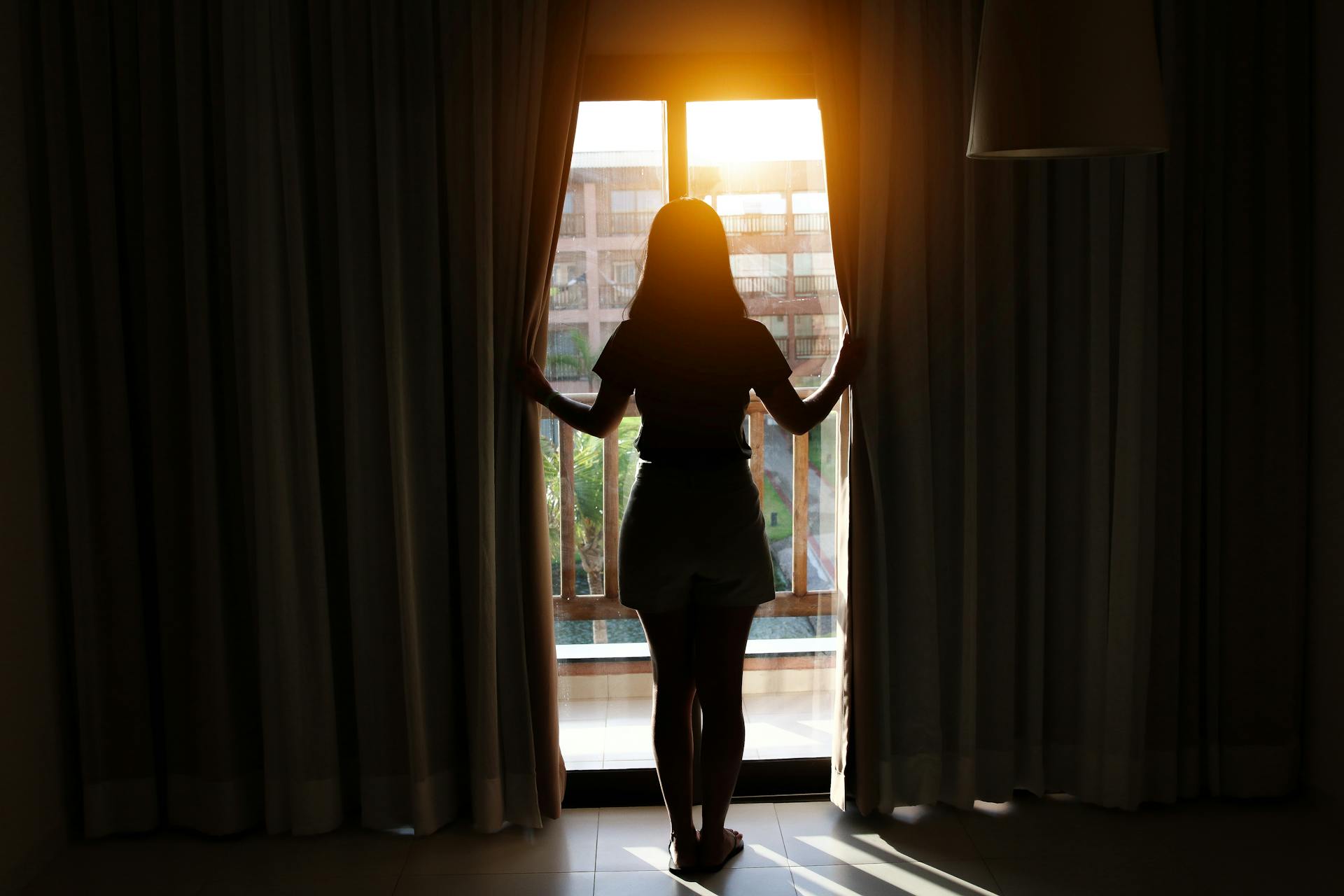 Une jeune femme debout à côté de la fenêtre | Source : Pexels