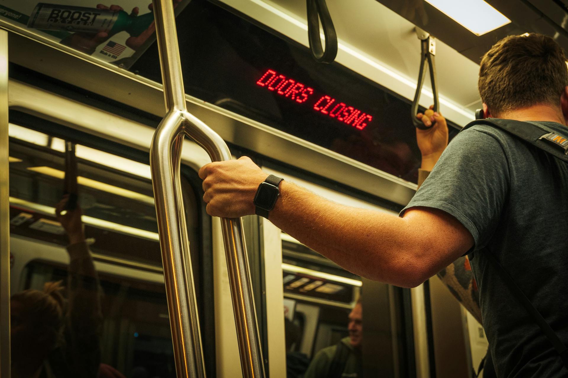 Un jeune homme debout dans le métro | Source : Pexels