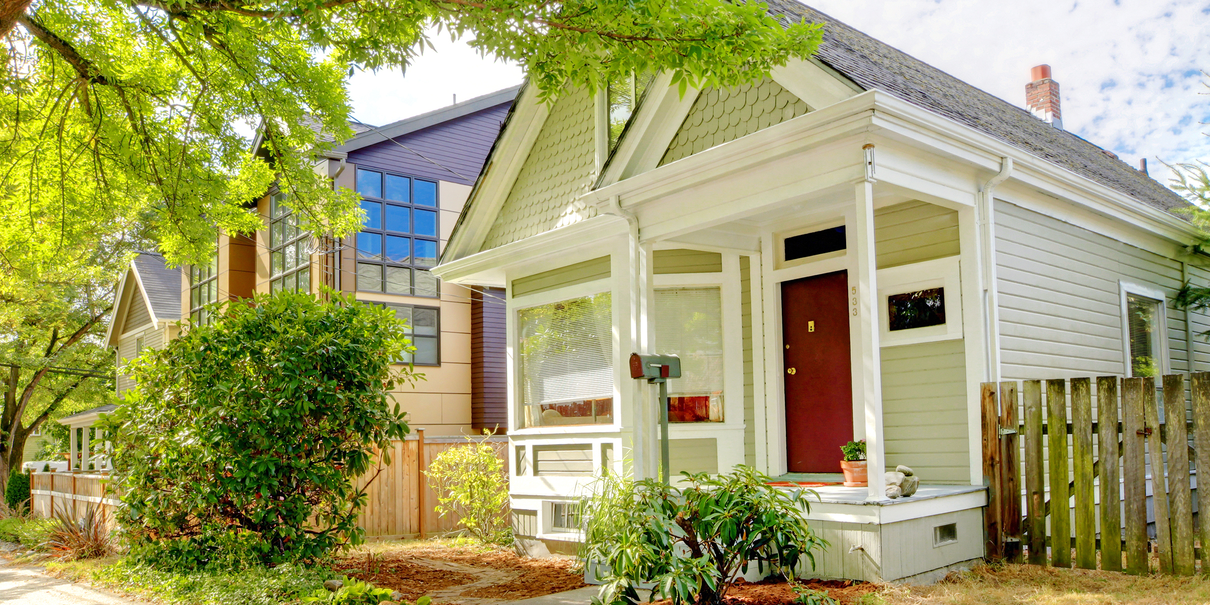 Maisons dans un quartier de banlieue | Source : Shutterstock
