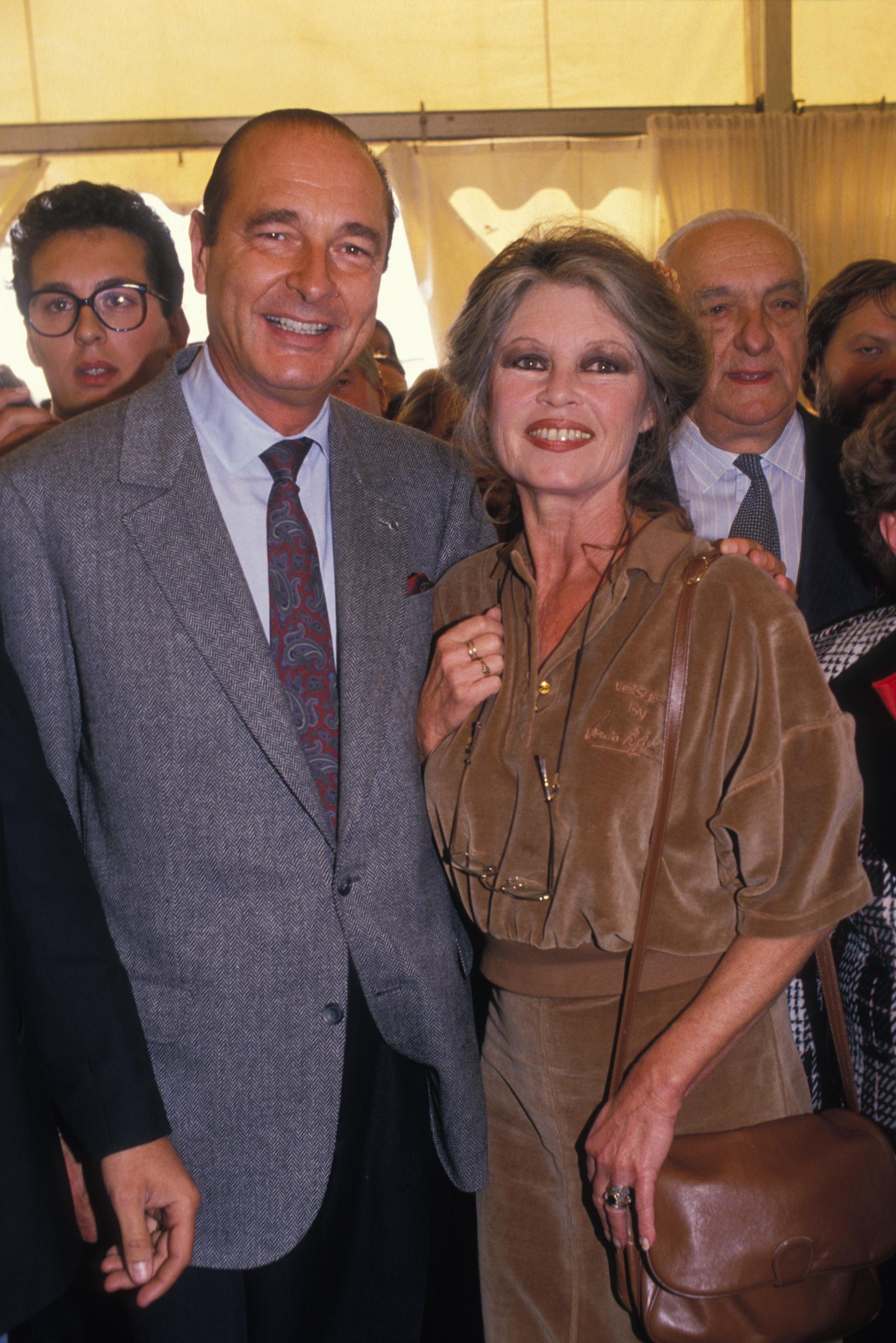 Le président Jacques Chira et Brigitte Bardot en octobre 1990, en France. | Source : Getty Images