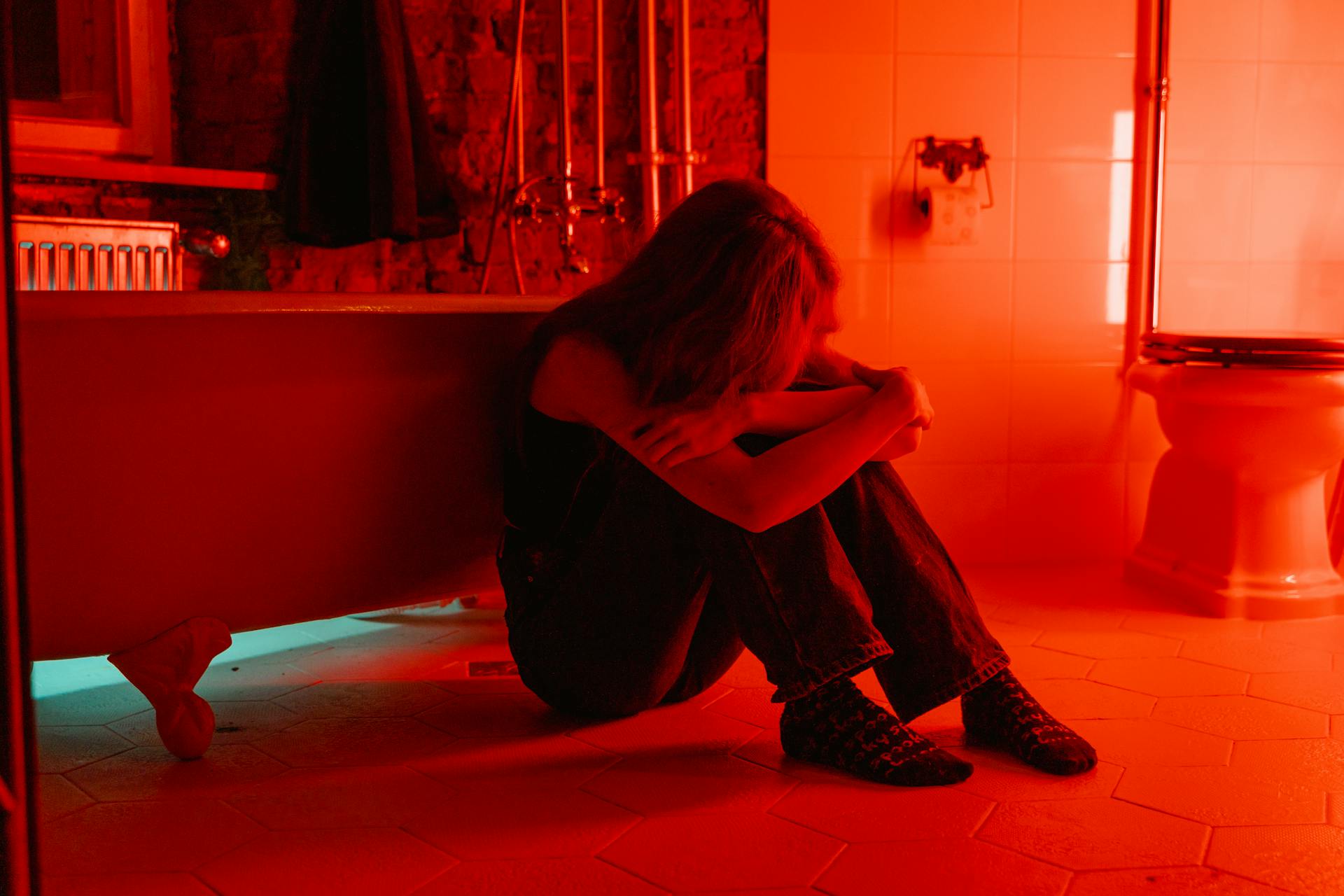 Une femme qui pleure dans la salle de bain | Source : Pexels