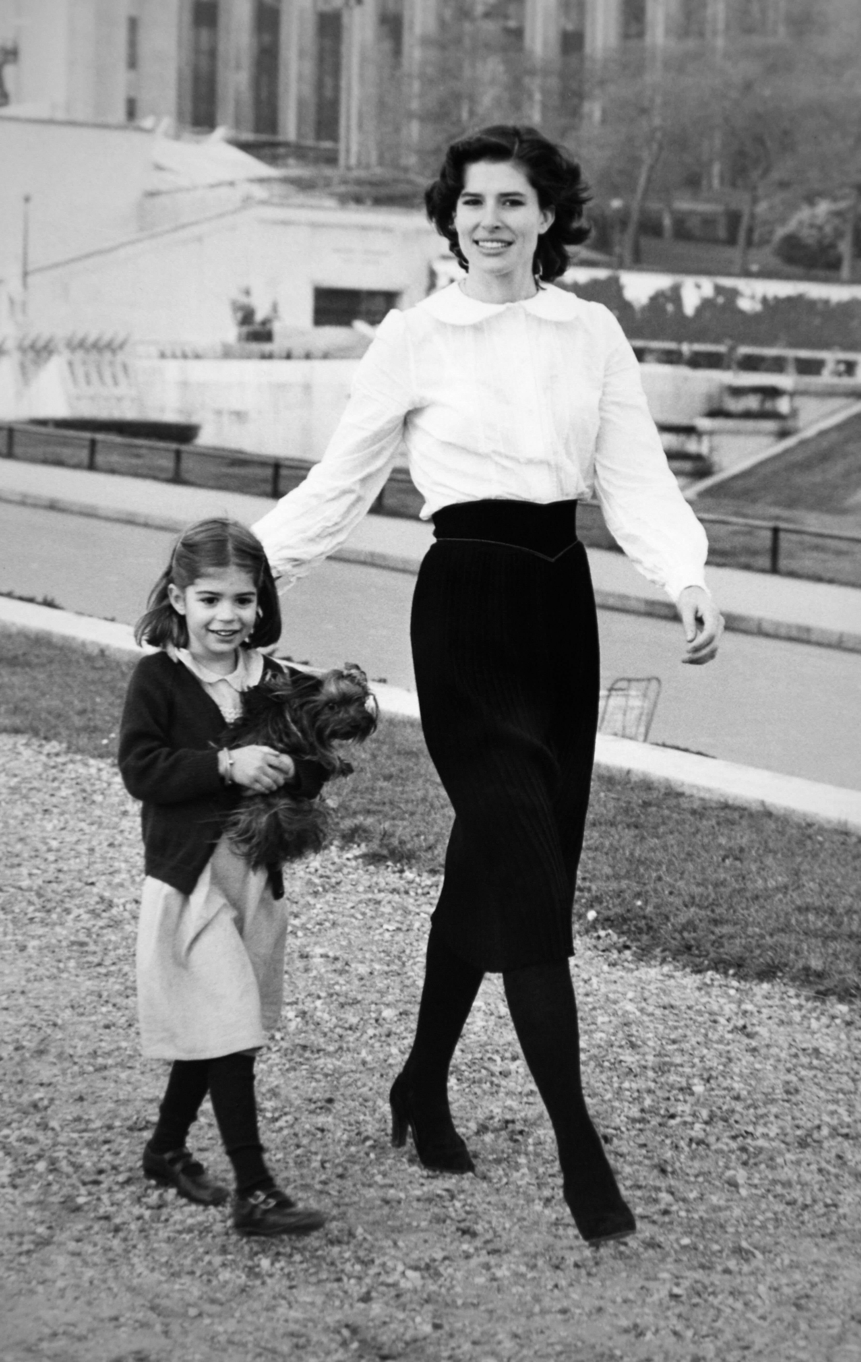 Fanny Ardant et sa fille Lumir à Paris le 3 décembre 1979, France. | Photo : Getty Images