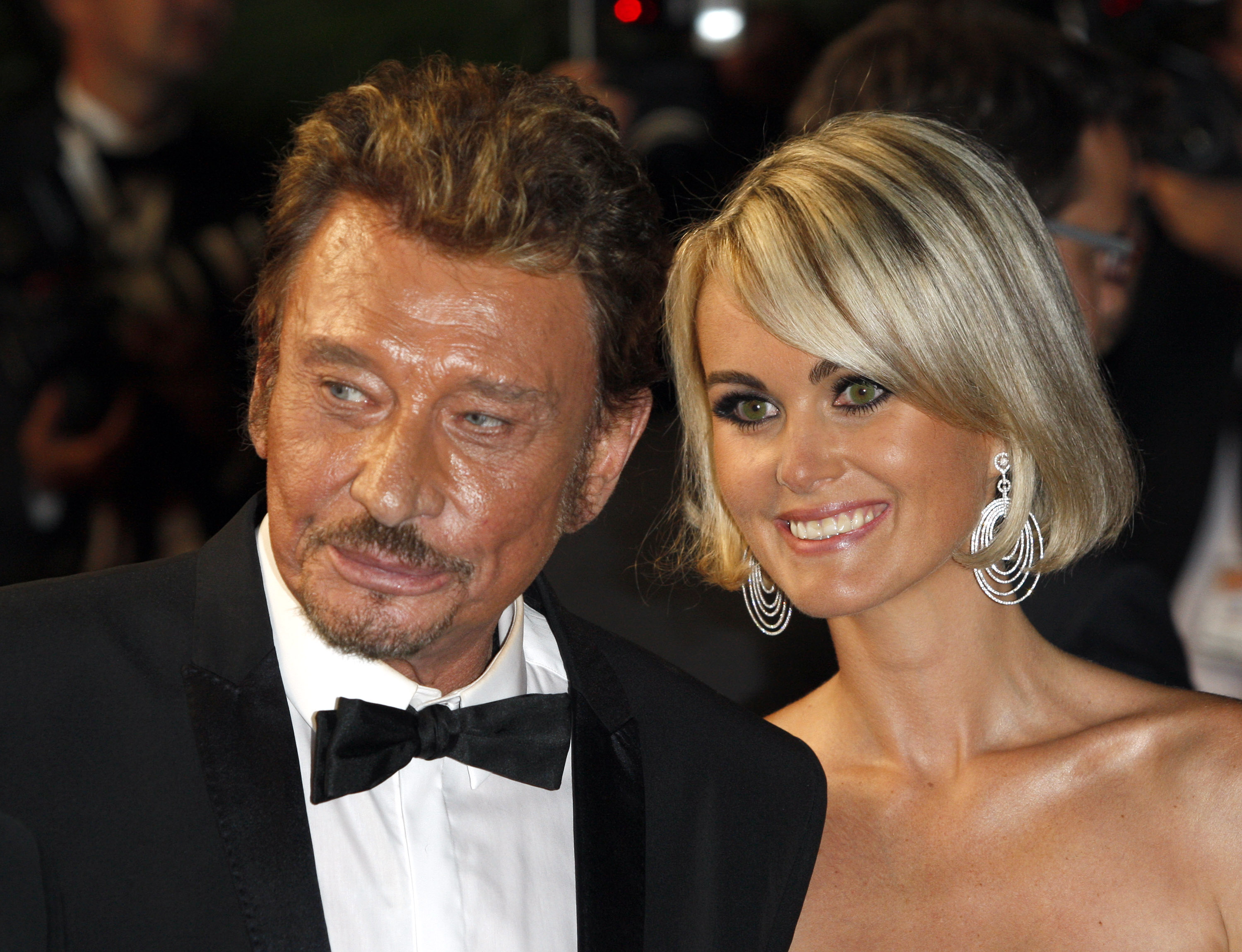 Johnny Hallyday et Laeticia Hallyday assistent à la première de « Vengeance » au Grand Théâtre Lumière lors du 62e Festival de Cannes le 17 mai 2009 à Cannes, France I Photo de Jean Baptiste Lacroix/FilmMagic I Source : Getty Images