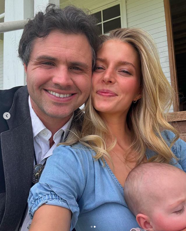 Daniel et Hannah Neeleman avec leur bébé, posant pour une photo, postée le 13 mai 2024 | Source : Instagram/ballerinafarm