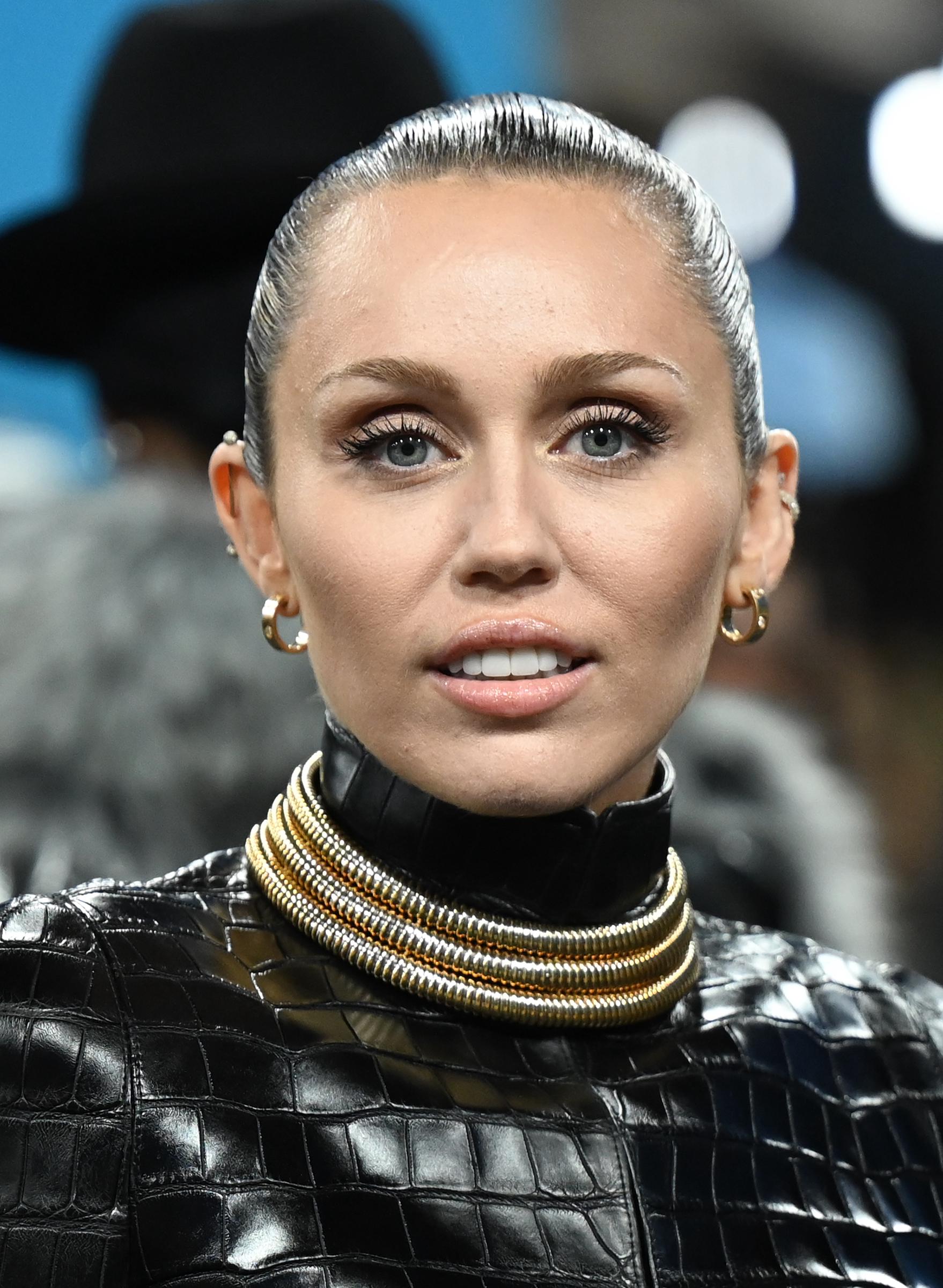 Miley Cyrus assiste au 2025 Met Gala célébrant le thème "Superfine : Tailoring Black Style" au Metropolitan Museum of Art le 5 mai 2025 à New York City | Source : Getty Images