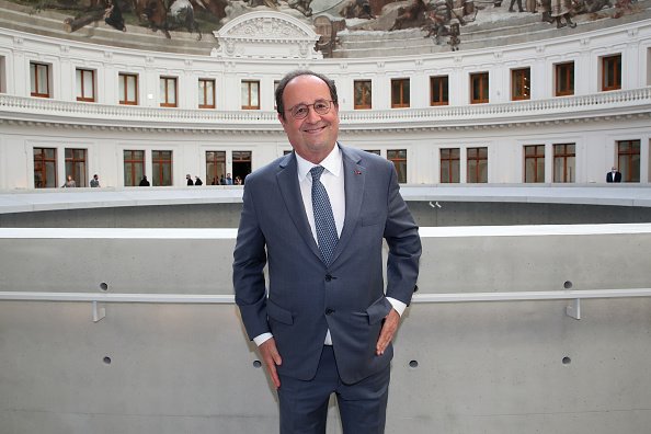 François Hollande assiste à la soirée d'ouverture de la "Bourse de Commerce. |Photo : Getty Images