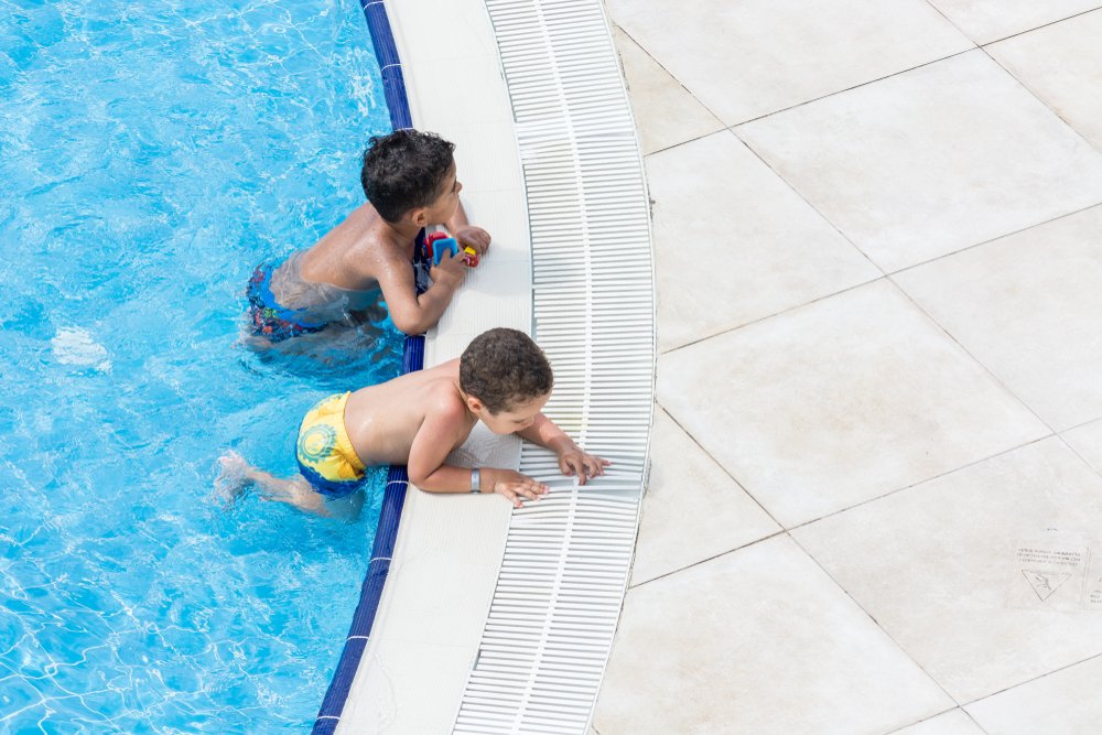 Deux enfants dans une piscine / Source : Getty Images