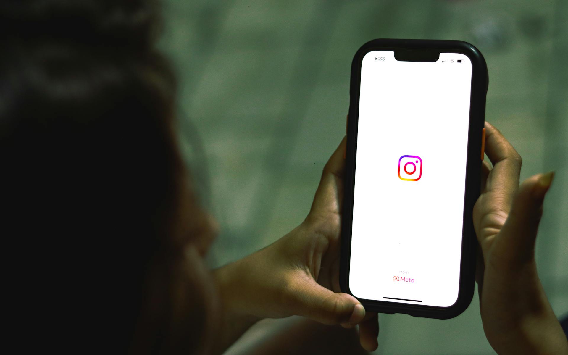 Chargement d'Instagram sur un téléphone portable | Source : Pexels