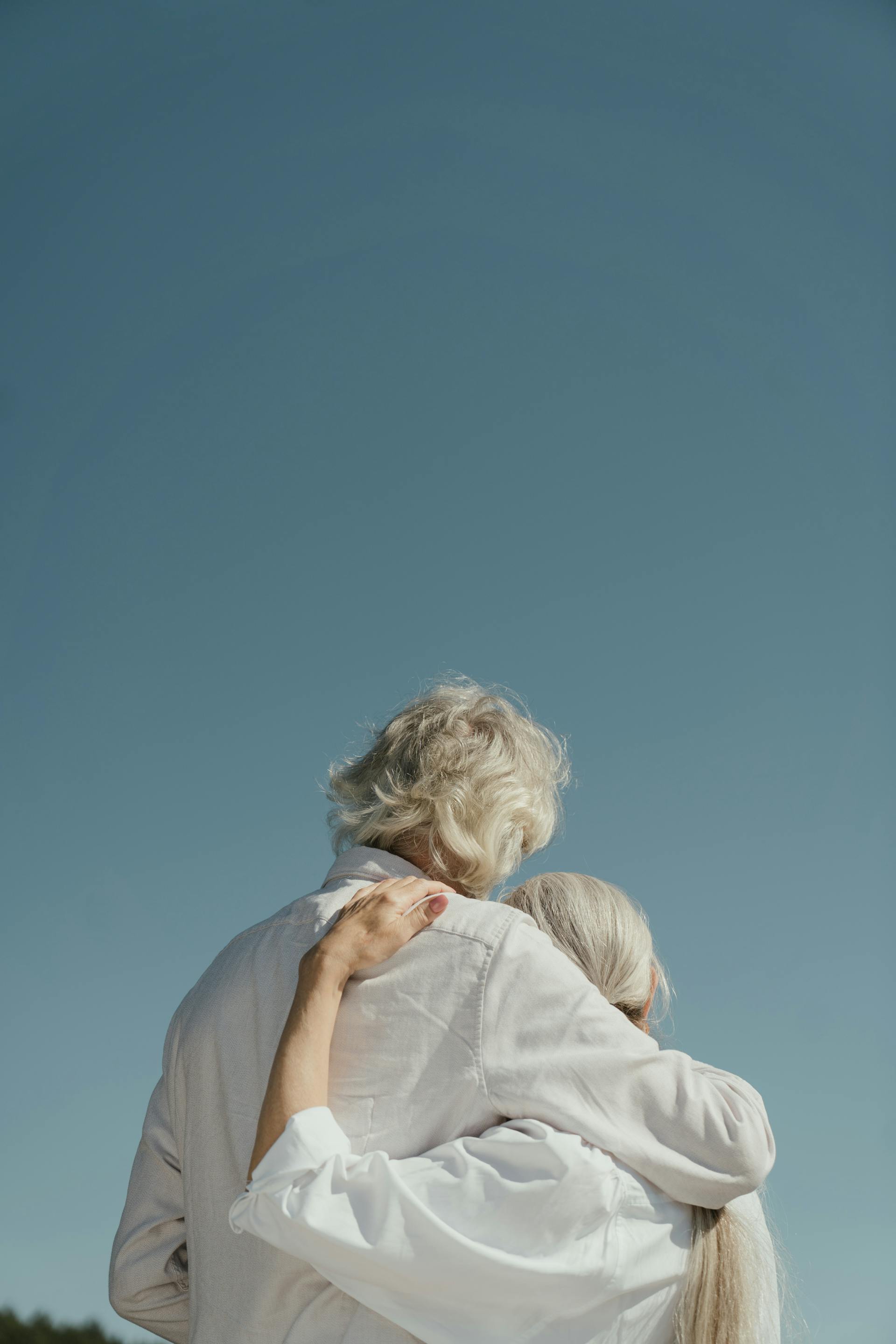Un couple de personnes âgées se serrant dans les bras | Source : Pexels