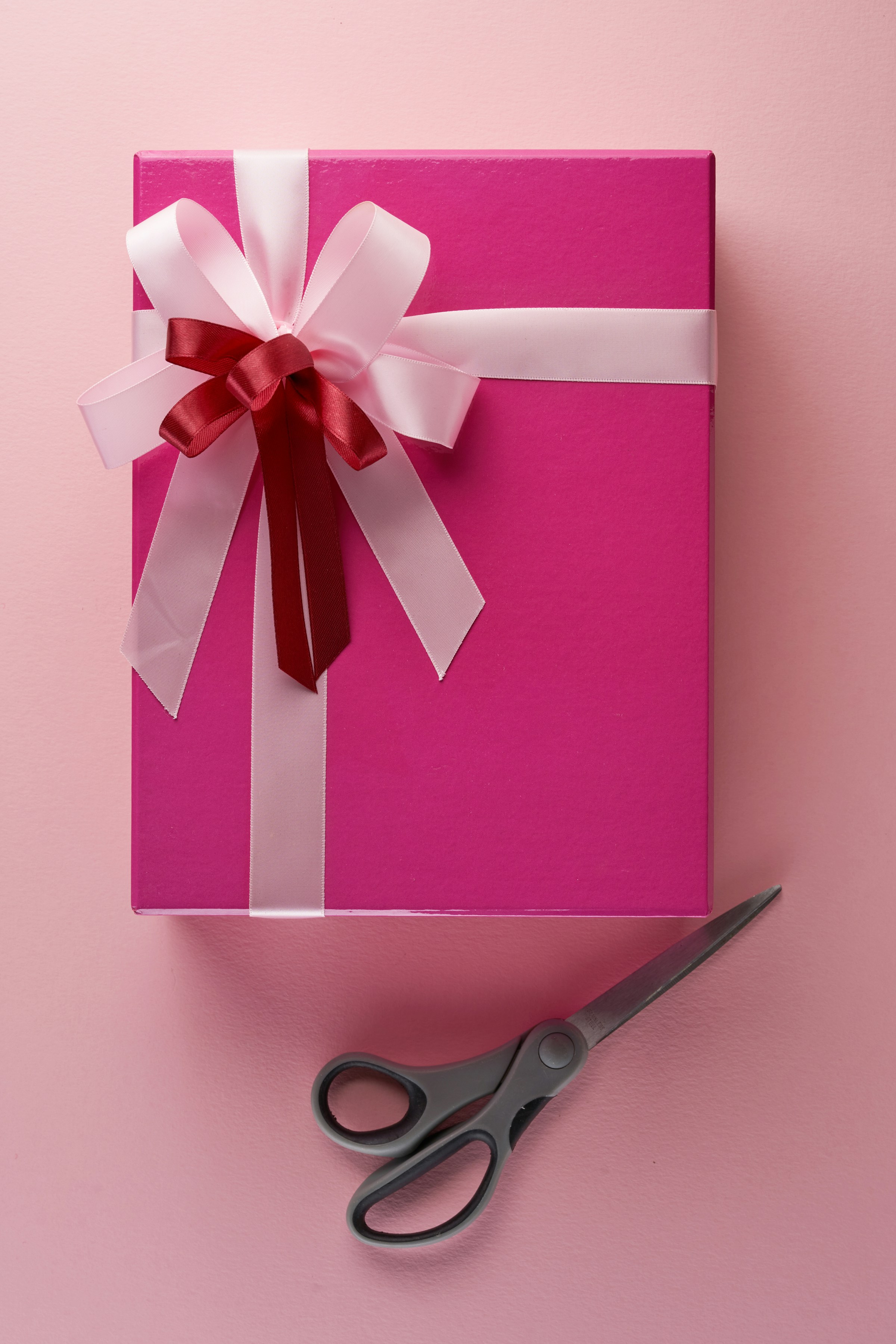 Un paquet cadeau rose | Source : Unsplash