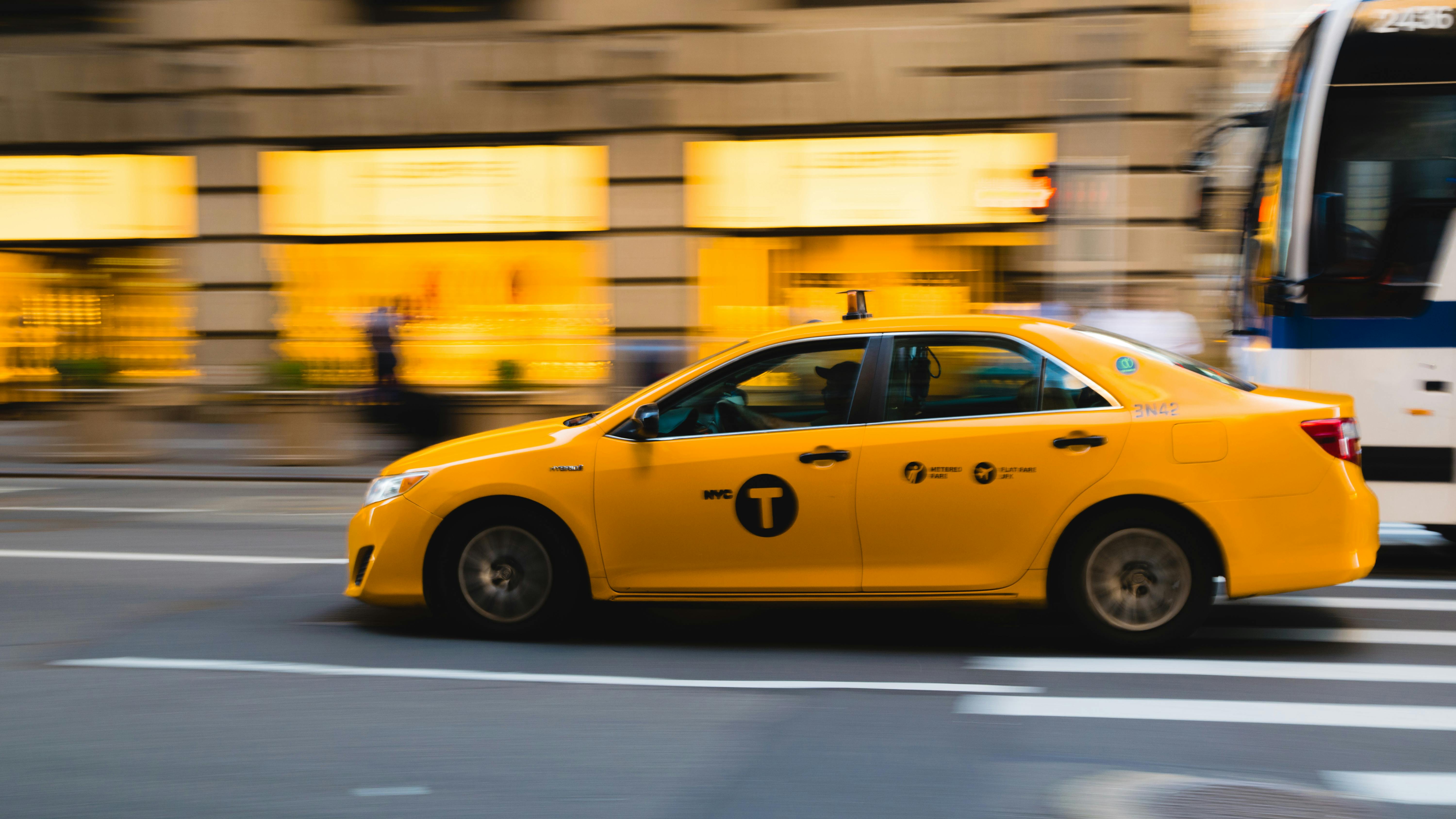 Un taxi jaune au volant | Source : Pexels