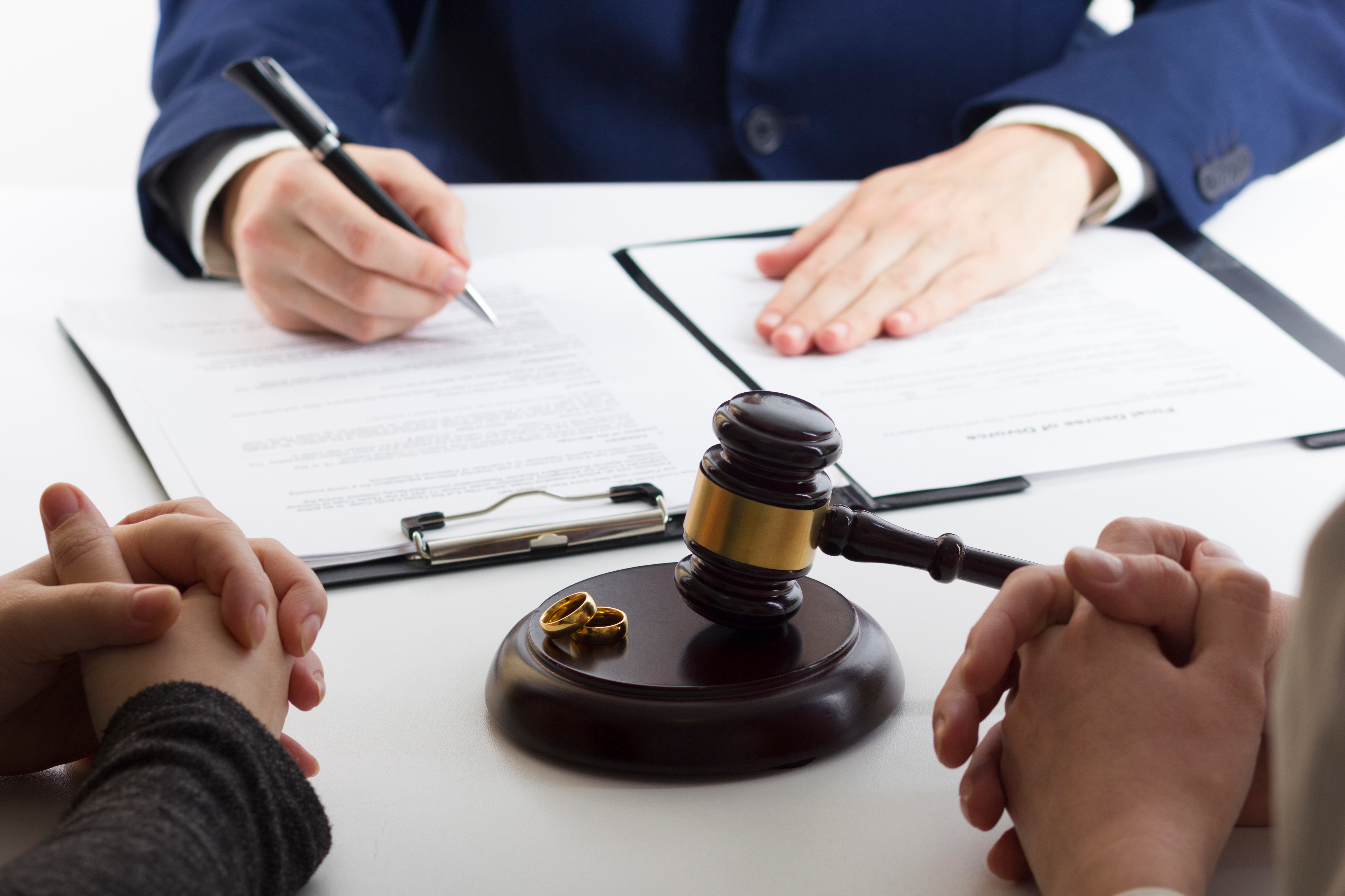 Un homme signant les papiers du divorce | Source : Shutterstock