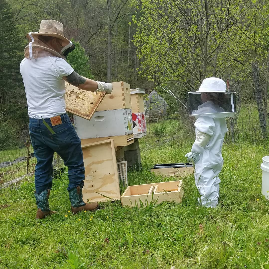 Knox Petrucci et l'un des fils d'Alison Wisely s'occupant d'abeilles, extrait d'un post daté du 2 octobre 2024 | Source : Facebook/brianapy